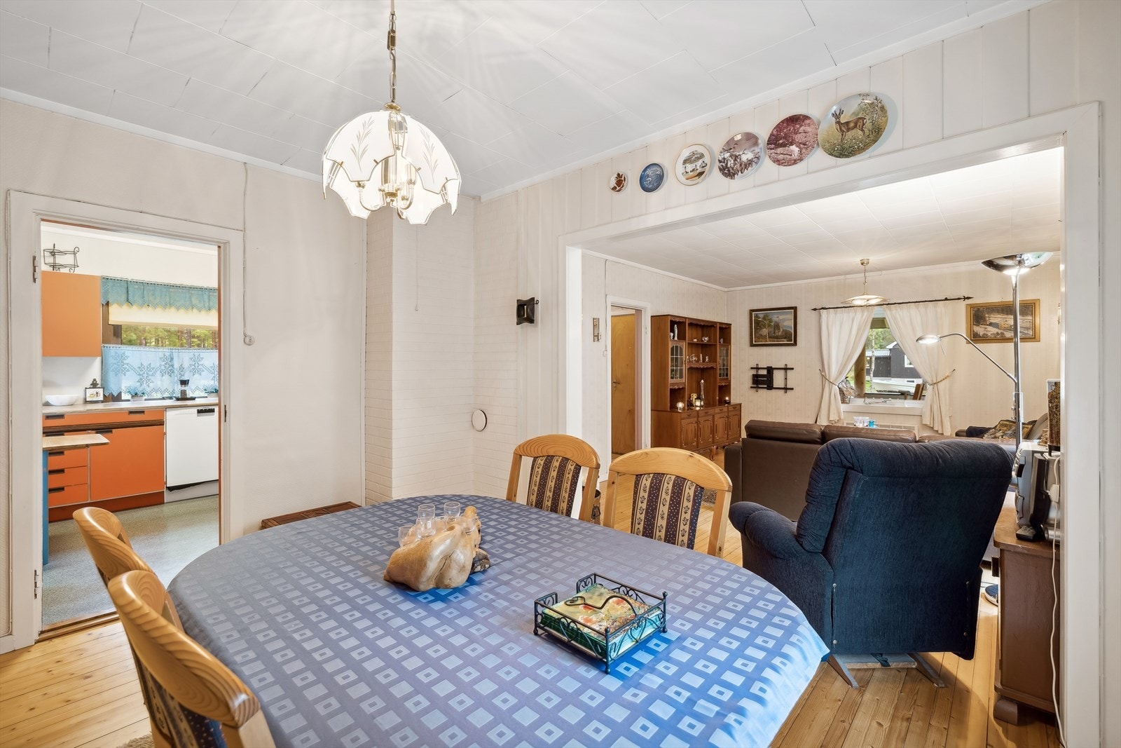 Spisestuen har adkomst fra stue og kjøkkenet Galleribilde