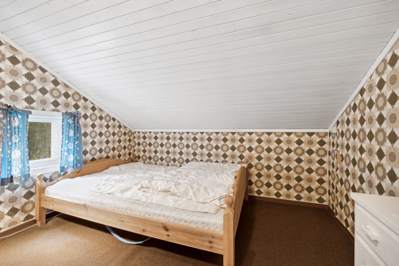 Rom i dag innredet som soverom (Rommet tilfredsstiller ikke krav til varig opphold. Vindu
oppfyller ikke krav til rømning og dagslysflate) Galleribilde