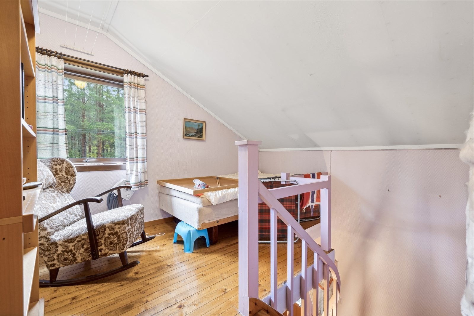 Landingen i loftsetasjen har plass til en lesekrok og er i dag innredet med ekstra soveplass Galleribilde