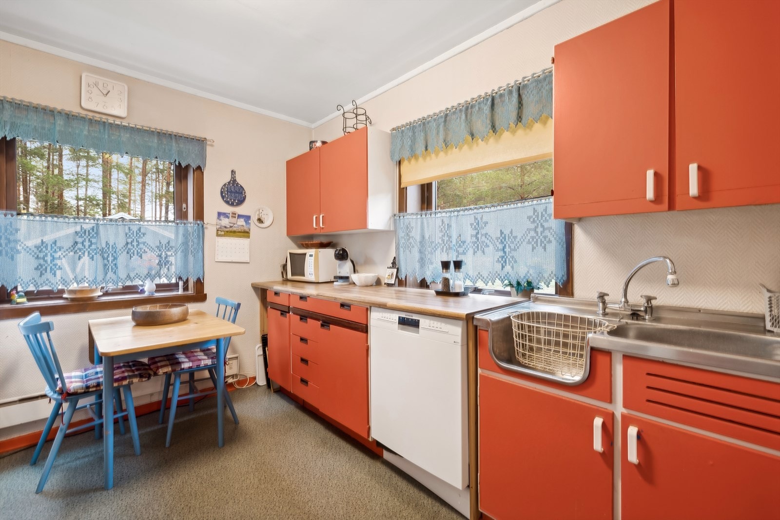 Kjøkkenet har innredning med laminerte skrog, glatte fronter, dobbel kjøkkenkum. På kjøkkenet er det også plass til frittstående komfyr, oppvaskmaskin, kjøl/fryseskap. Galleribilde