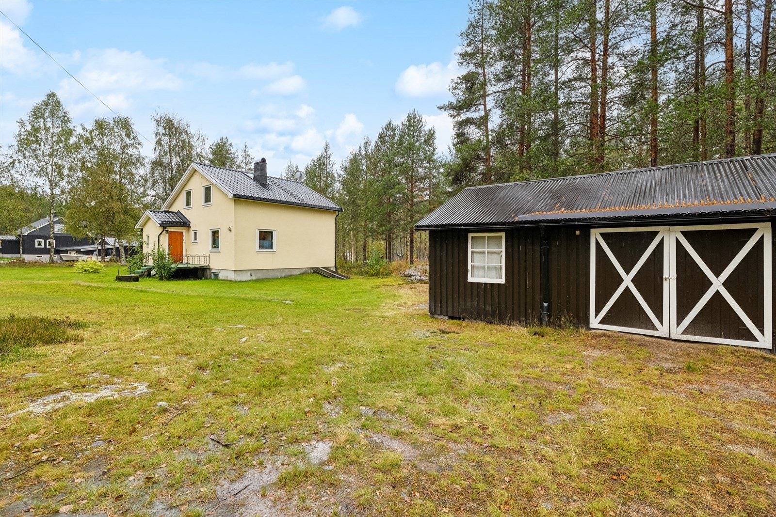 Eiendommen har romslig tomt med kort avstand til Storsjøen og Åkrestrømmen Galleribilde