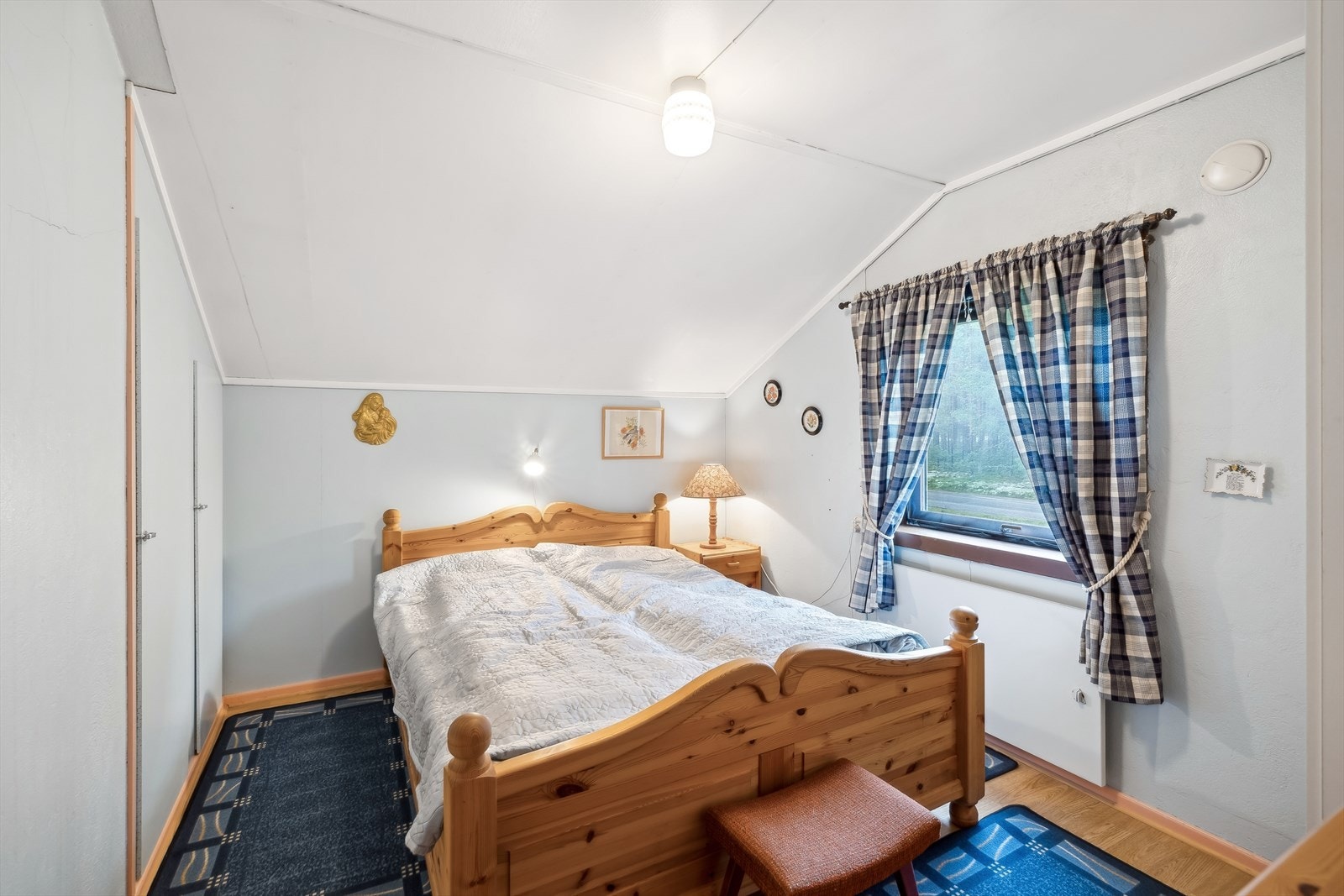 Lyst og trivelig soverom med plass til dobbeltseng Galleribilde