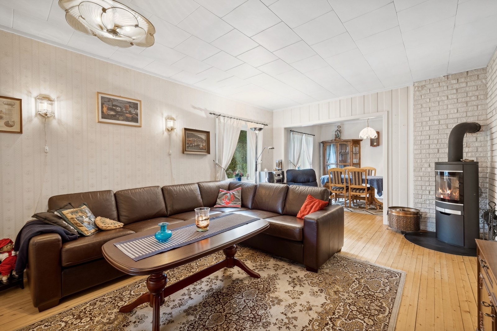 På stuen er det en nyere peisovn som gir god varme på de ekstra kalde dagene Galleribilde