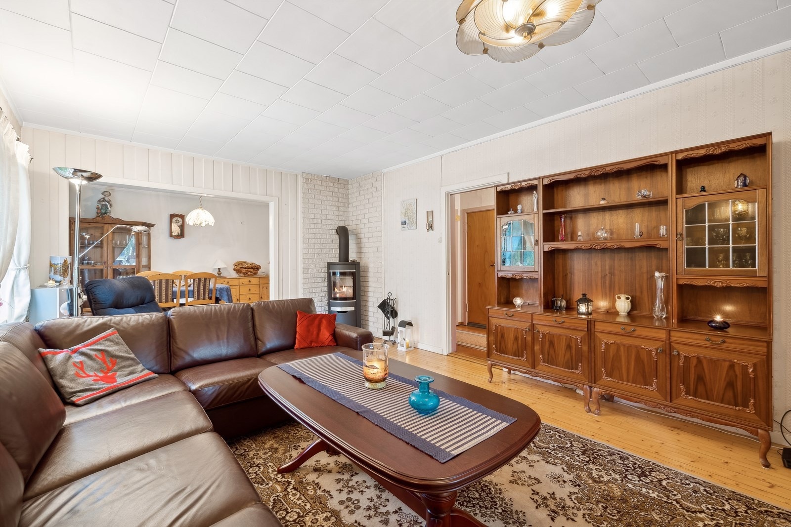 Lys og trivelig stue med plass til sofa og mediemøblement Galleribilde