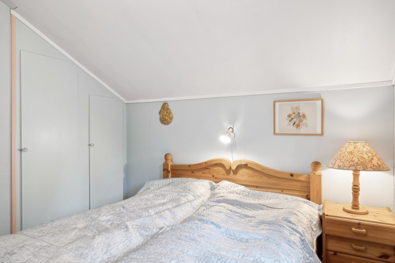 På soverommet er det også plassbygd skapløsning og oppbevaring Galleribilde