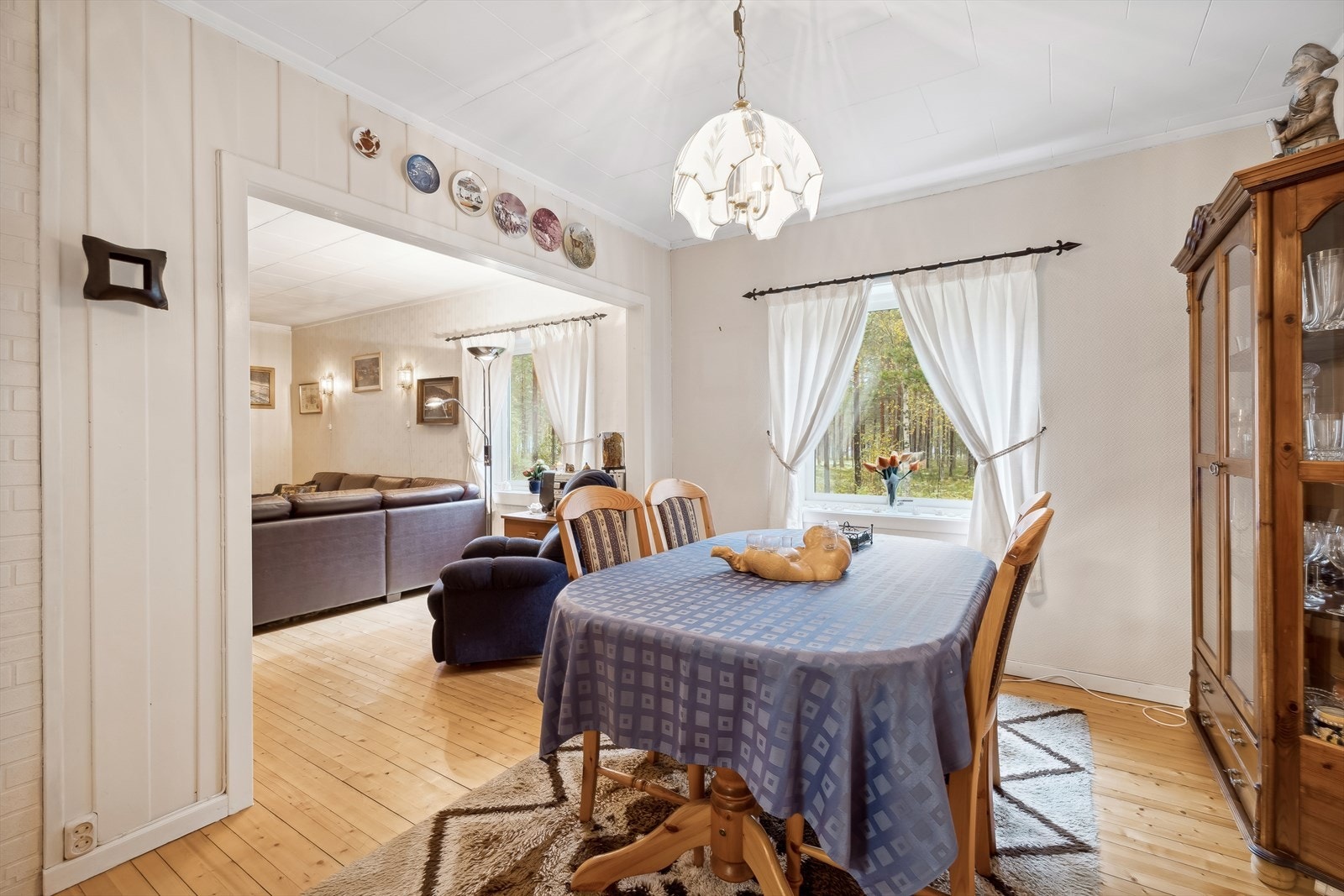 Spisestue hvor man kan samle familie og venner til middag og godt lag Galleribilde