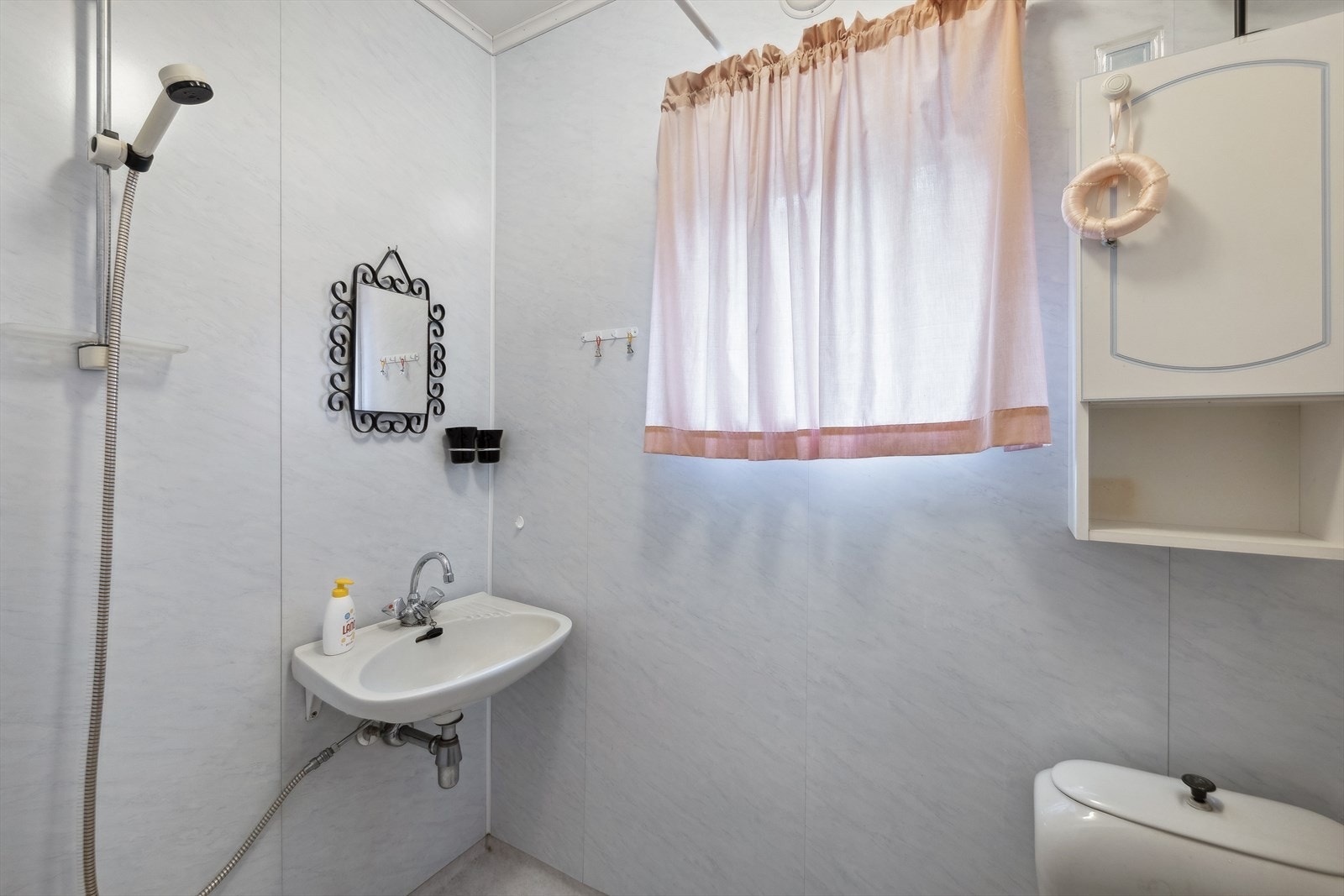 Baderom med servant, dusj og toalett Galleribilde