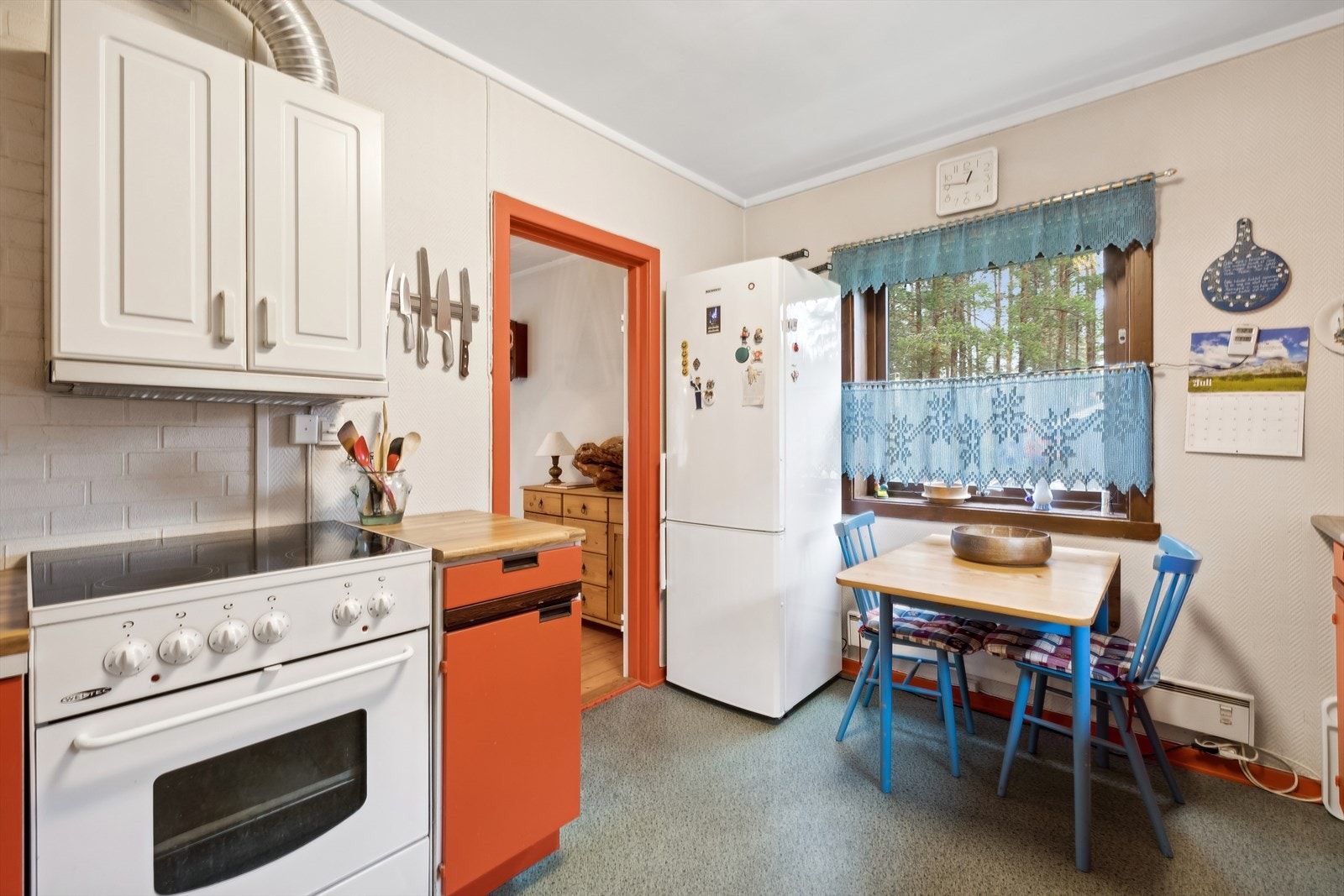 Kjøkkenet har også plass til en liten frokostgruppe Galleribilde