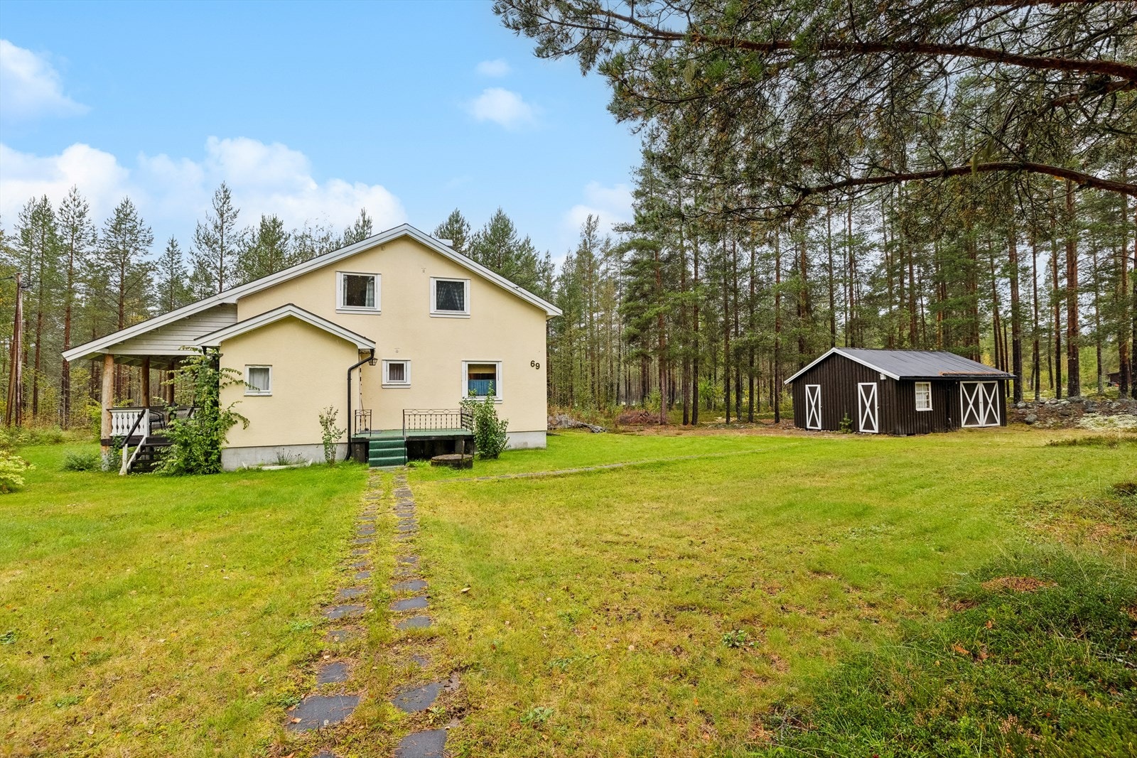 Eiendommen er opparbeidet med plen og beplantning. Galleribilde