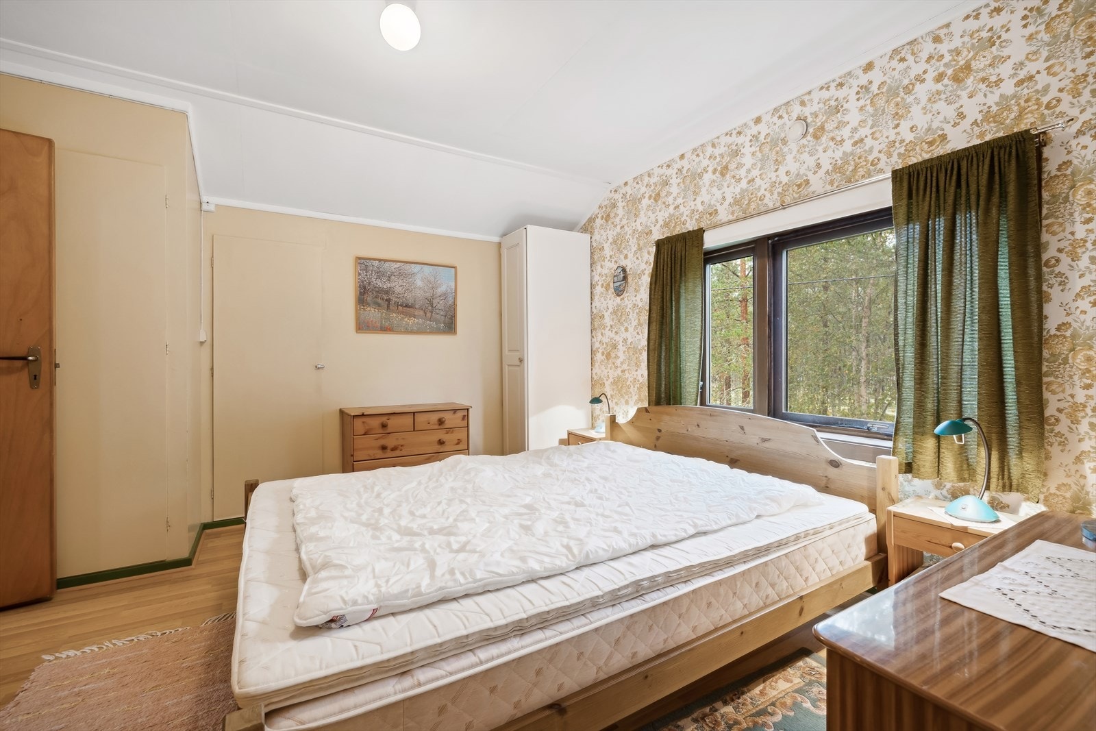 Hovedsoverom med dobbeltseng og plass til garderobeskap Galleribilde