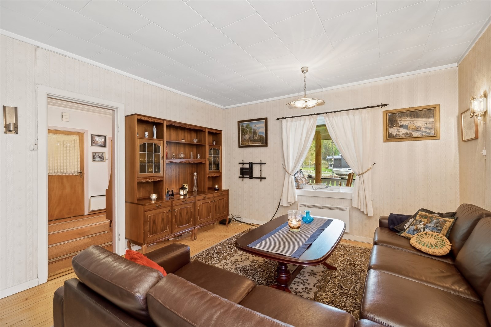 Stuen har lys tapet på veggene Galleribilde