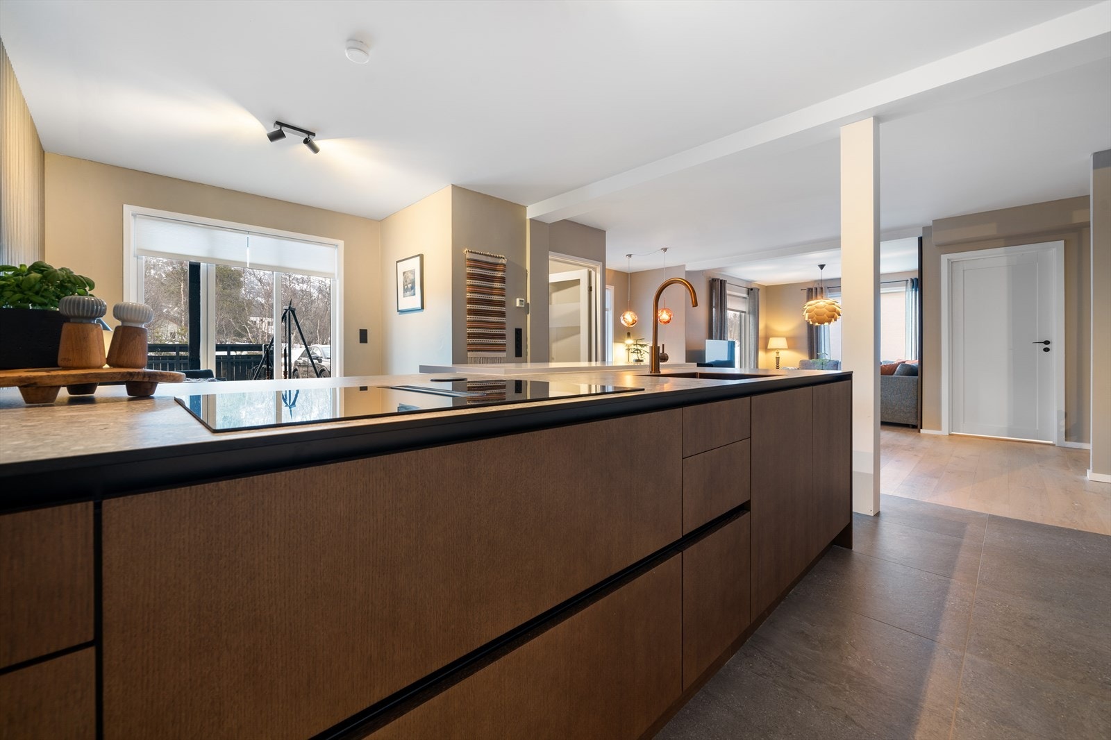 Romslig og åpent kjøkken. Galleribilde