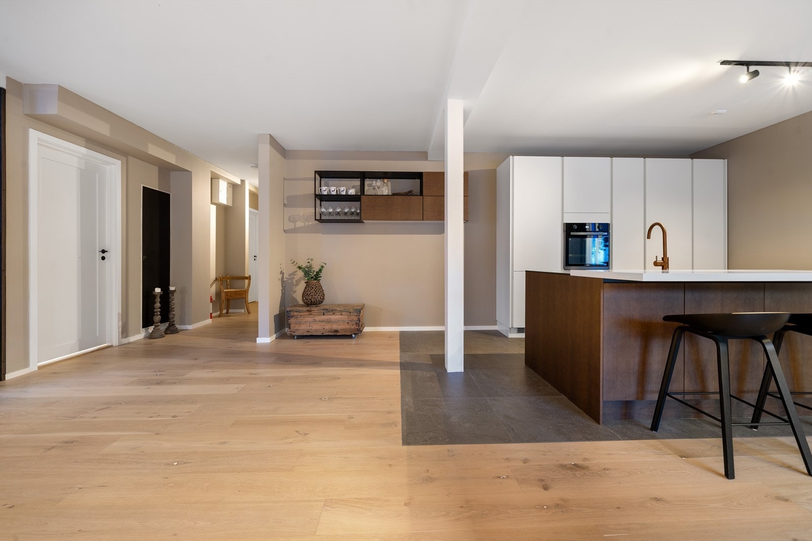 Romslig og åpent kjøkken. Galleribilde