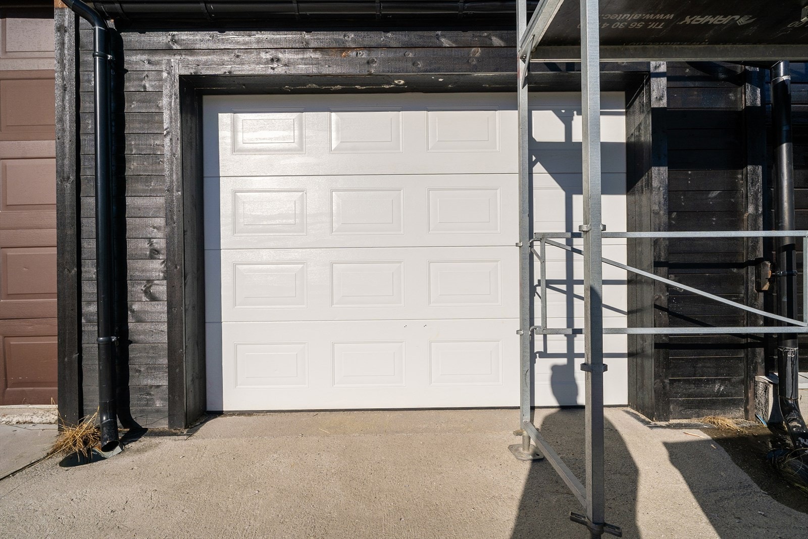 Integrert garasje tilhørende leiligheten. Galleribilde