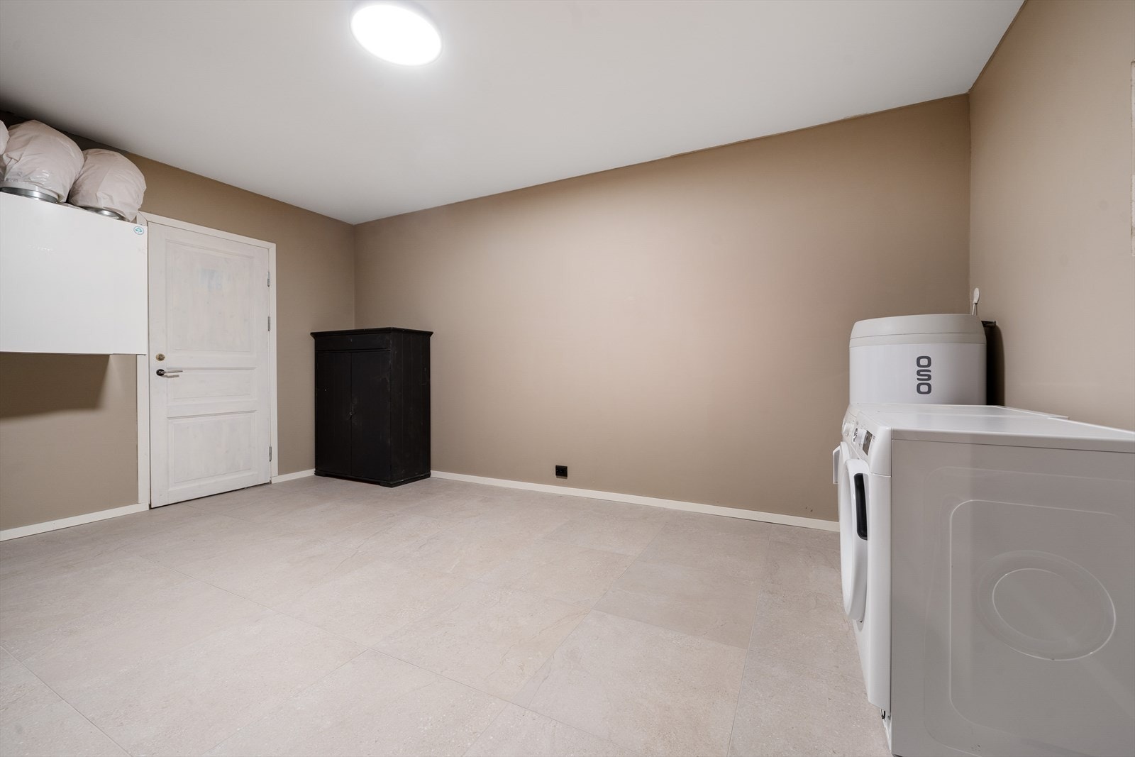 Stort vaskerom / bod - dør inn til garasjen. Galleribilde