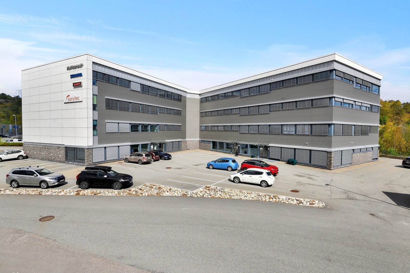 Stor plass til gjesteparkering foran bygget. Lys og romslig parkeringskjeller. Galleribilde