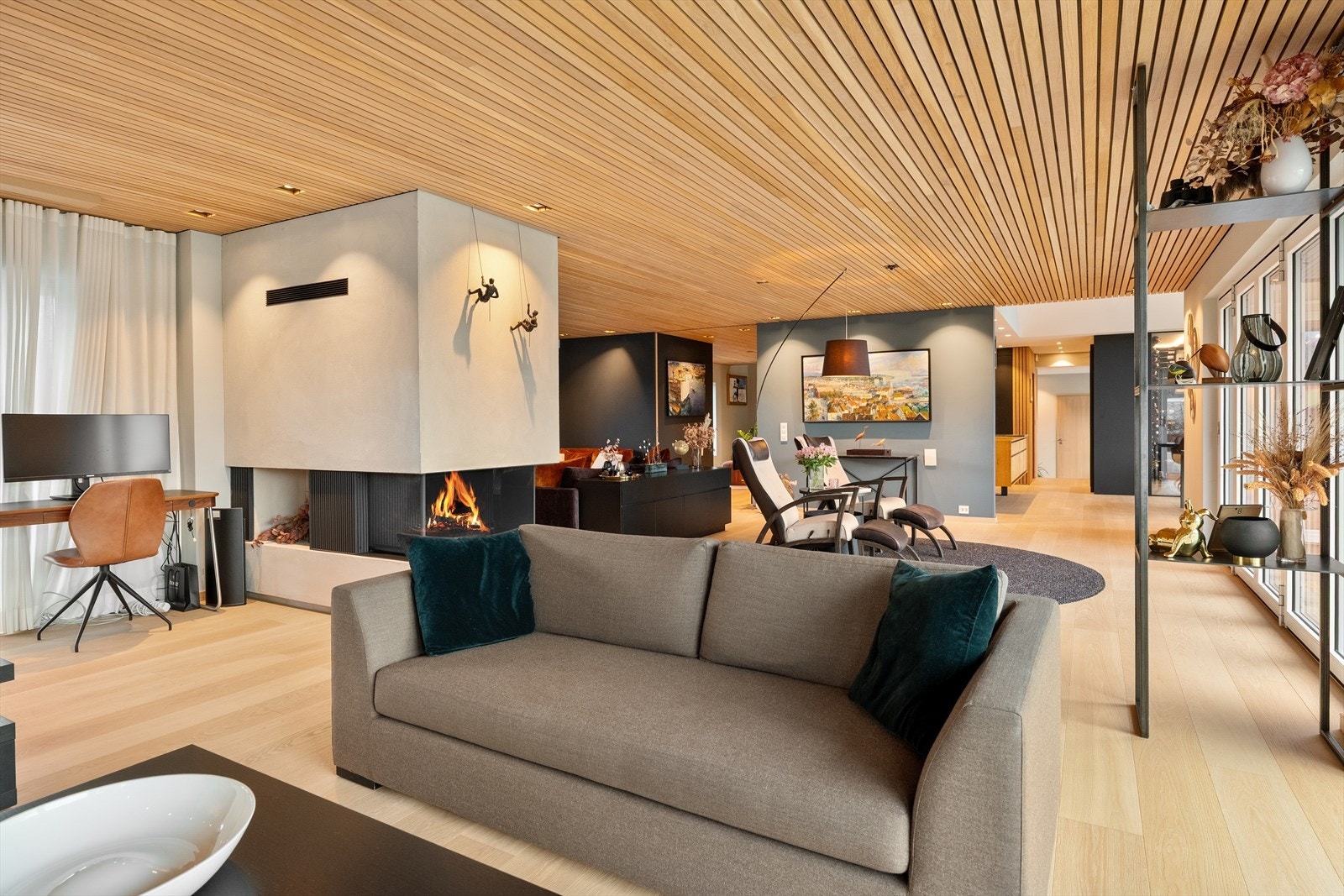 Stor peis med ildsted på to sider Galleribilde