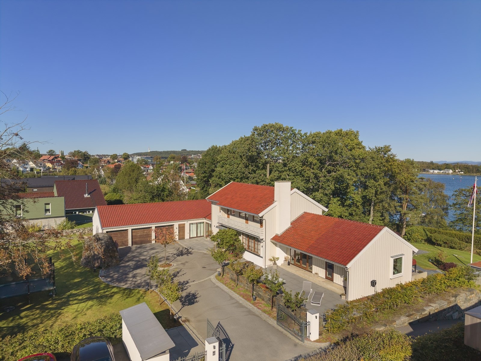 Meget pent og gjennomtenkt gårdsrom med beplantning Galleribilde