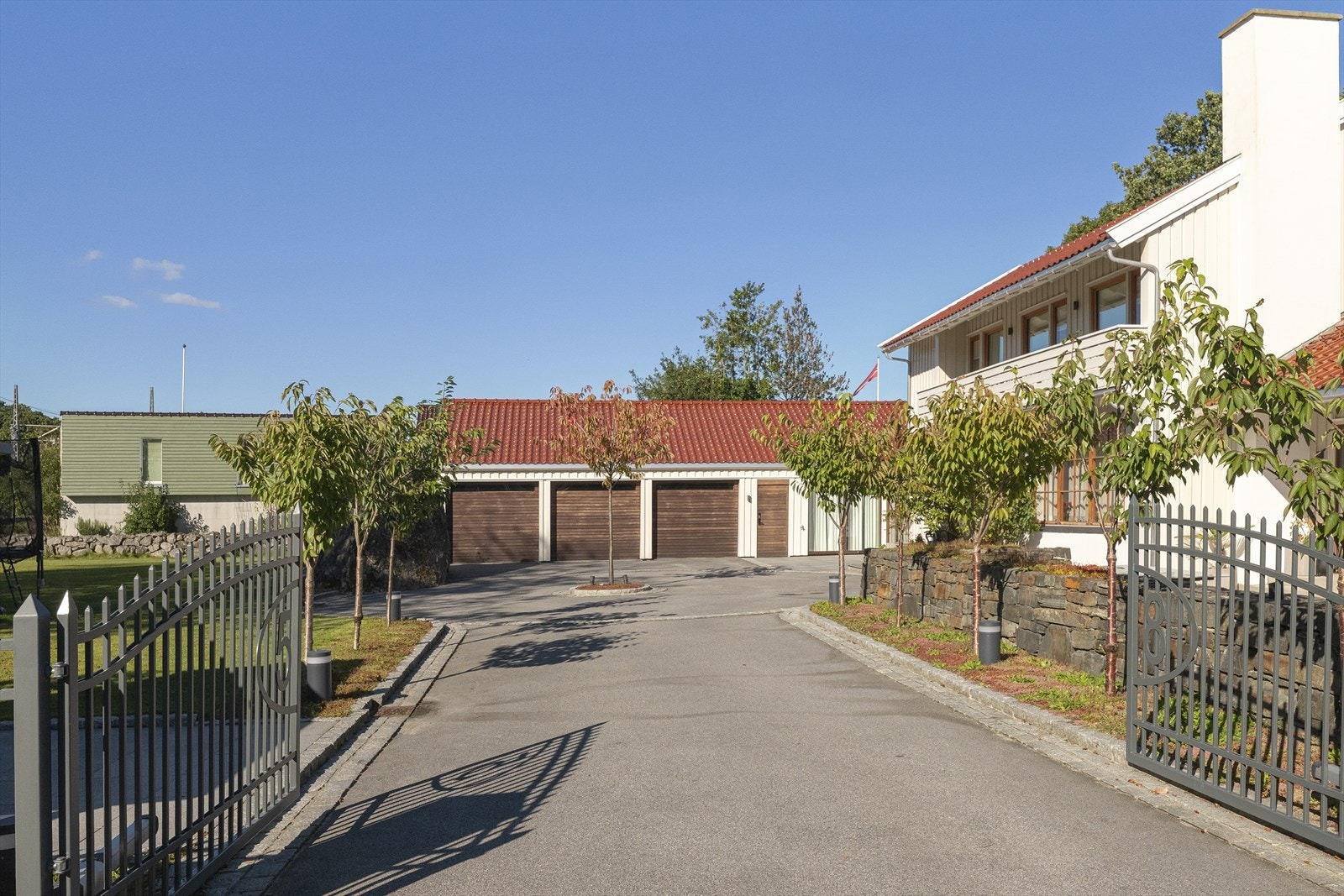 Elegant eiendom med romslig gårdsplass og tre garasjer. Flott beliggenhet på Gauselvågen, omkranset av natur. Galleribilde