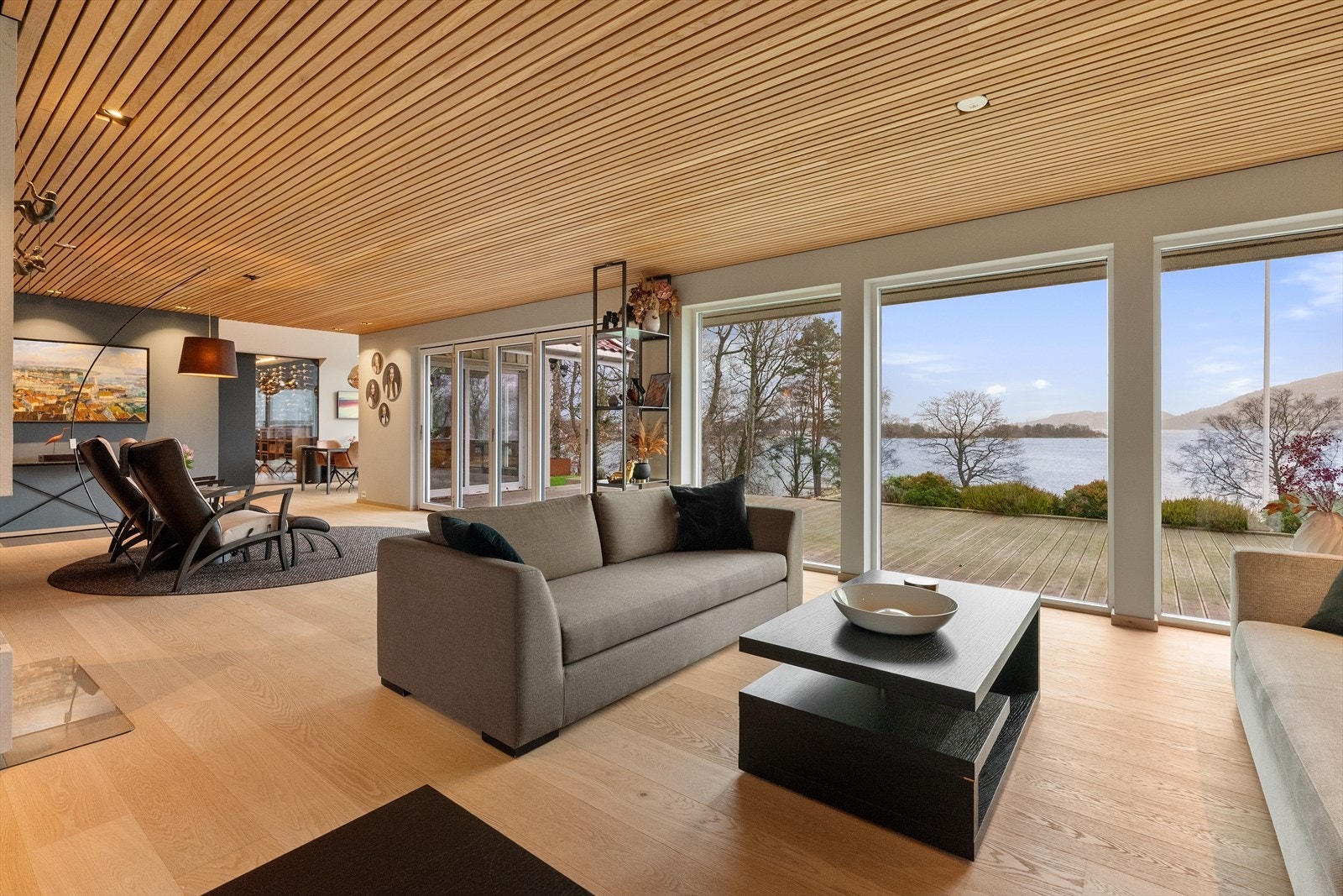 Store oppholdsrom med flere sittegrupper Galleribilde