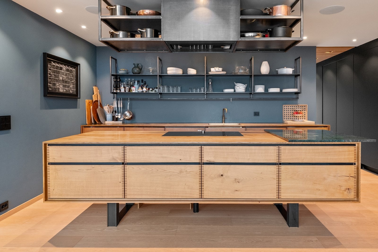 Perfekt for sosialt samvær og hverdagslige aktiviteter i et elegant hjem. Galleribilde