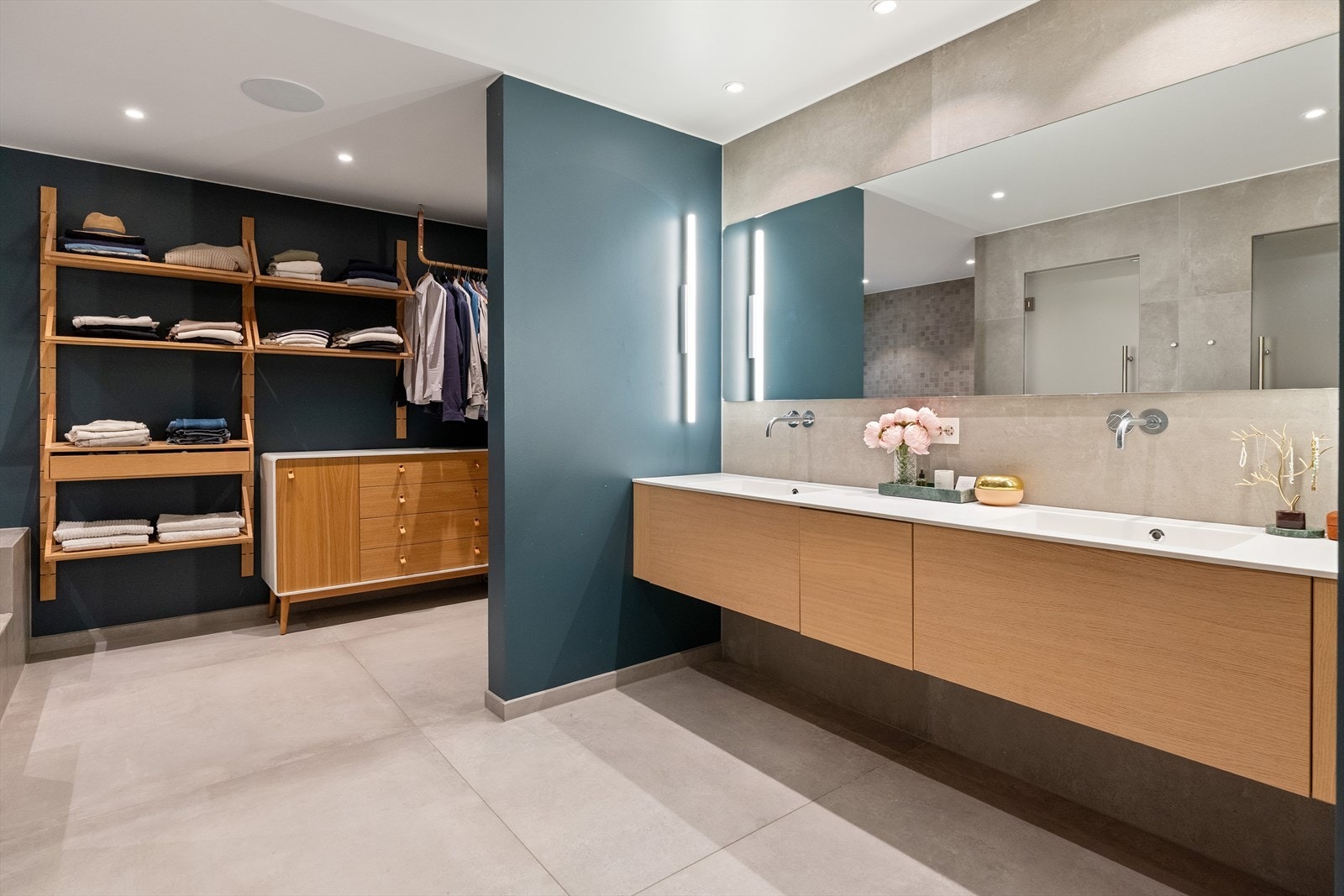 Moderne og romslig bad med stilrent design, god oppbevaringsplass og elegant belysning for en avslappende atmosfære. Galleribilde