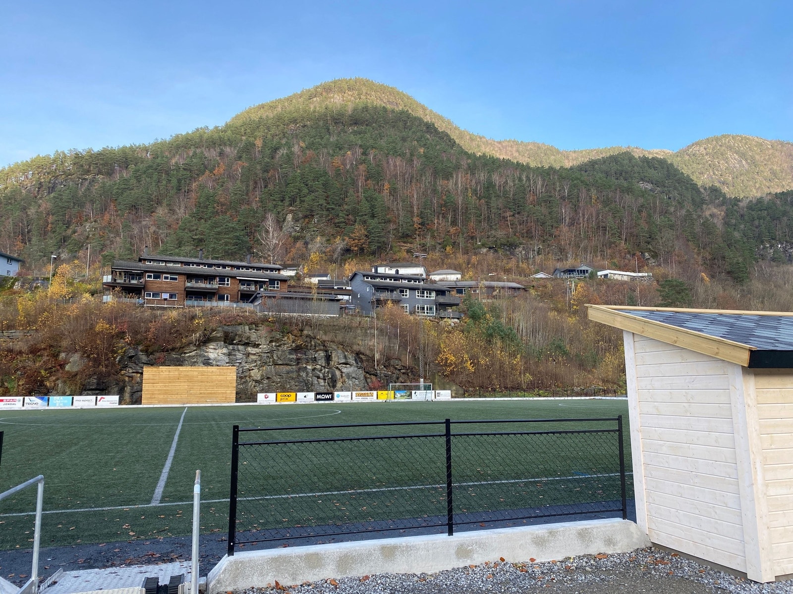 Tomt ligger bak bygningsmasse fremst i bildet Galleribilde