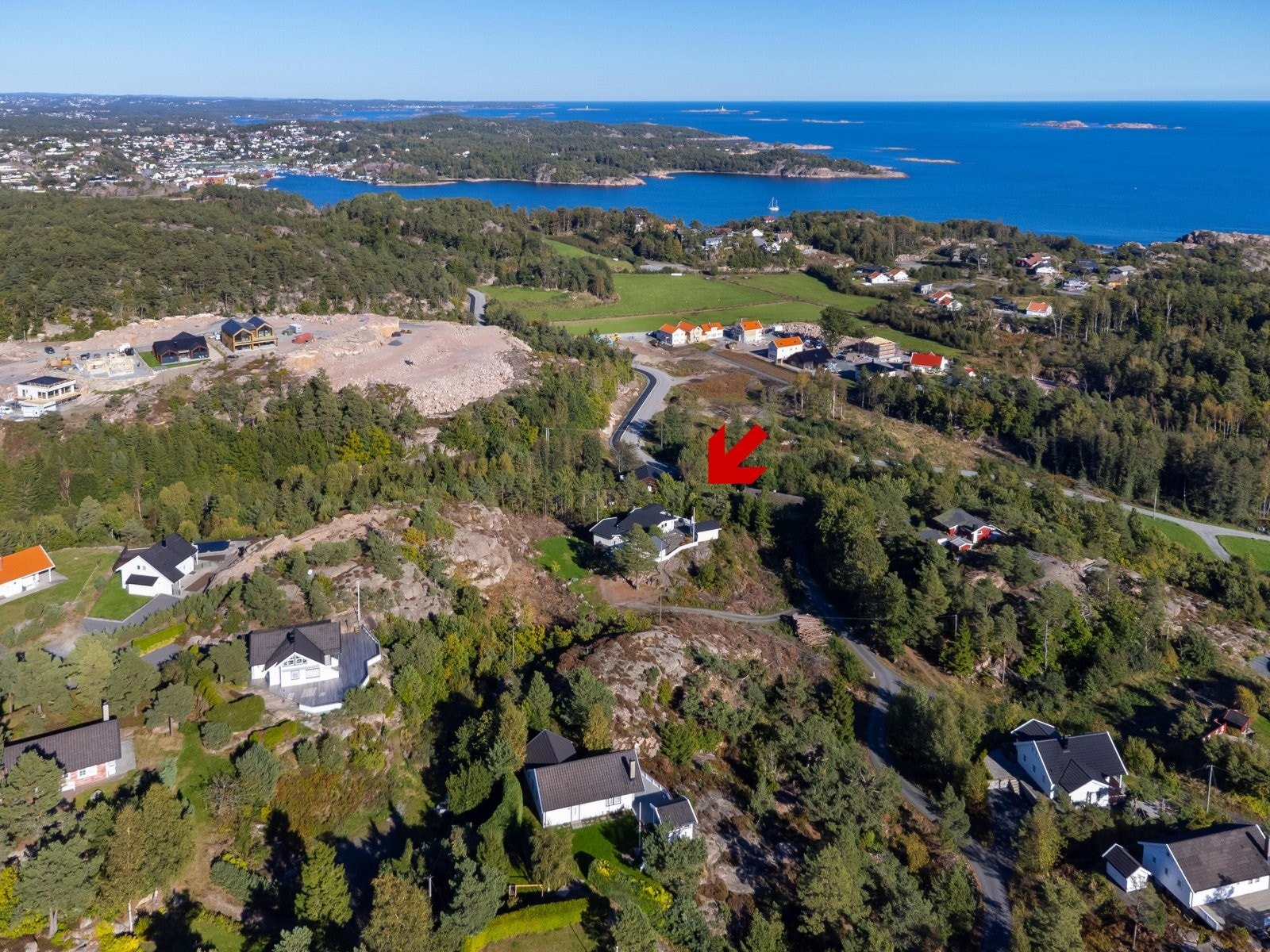 Populært fritidsområde ved sjøen. Kort vei til egen båtplass. Galleribilde