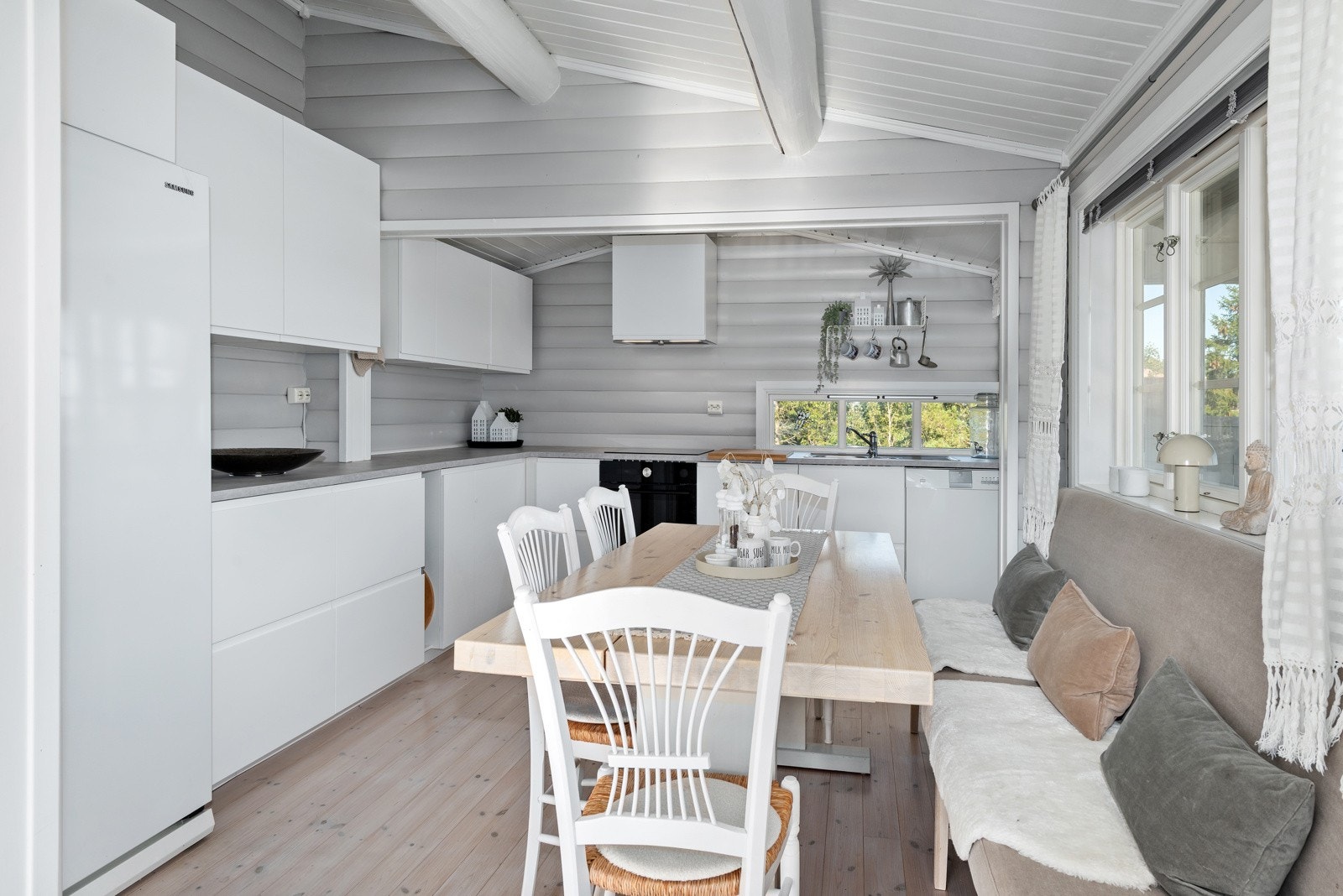 Kjøkkenet er i hvit utførelse og har godt med skapplass. Hvitevarer medfølger. Galleribilde