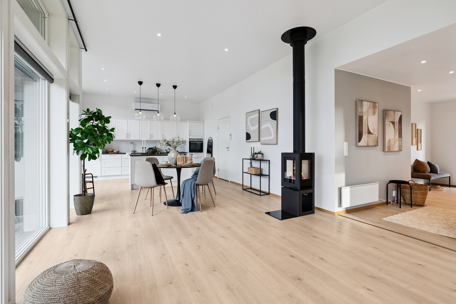 Den åpne planløsningen er ideell for familieliv og sosiale sammenkomster. Galleribilde