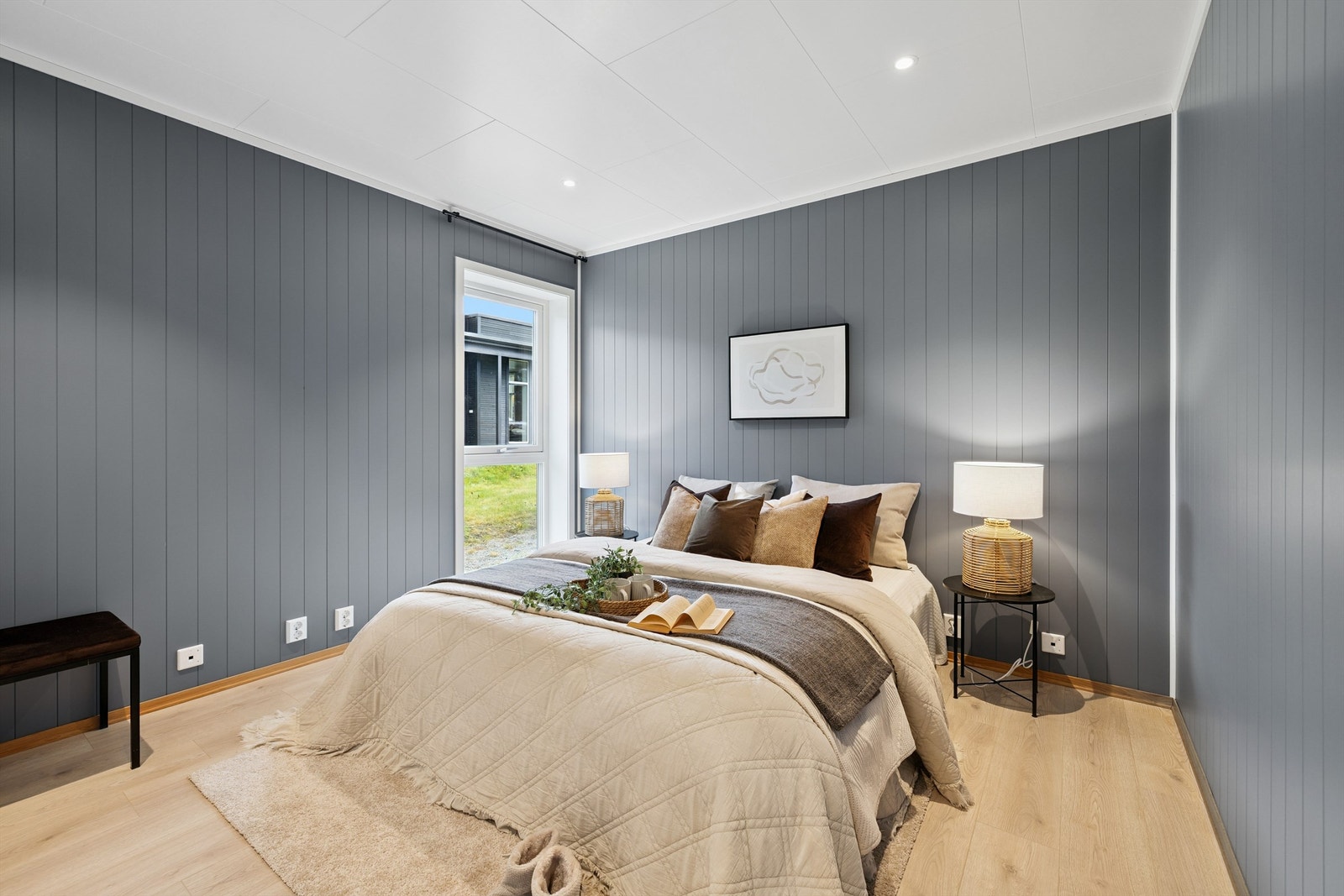 Hovedsoverommet har en rolig plassering og god plass til dobbeltseng og garderobe. Galleribilde