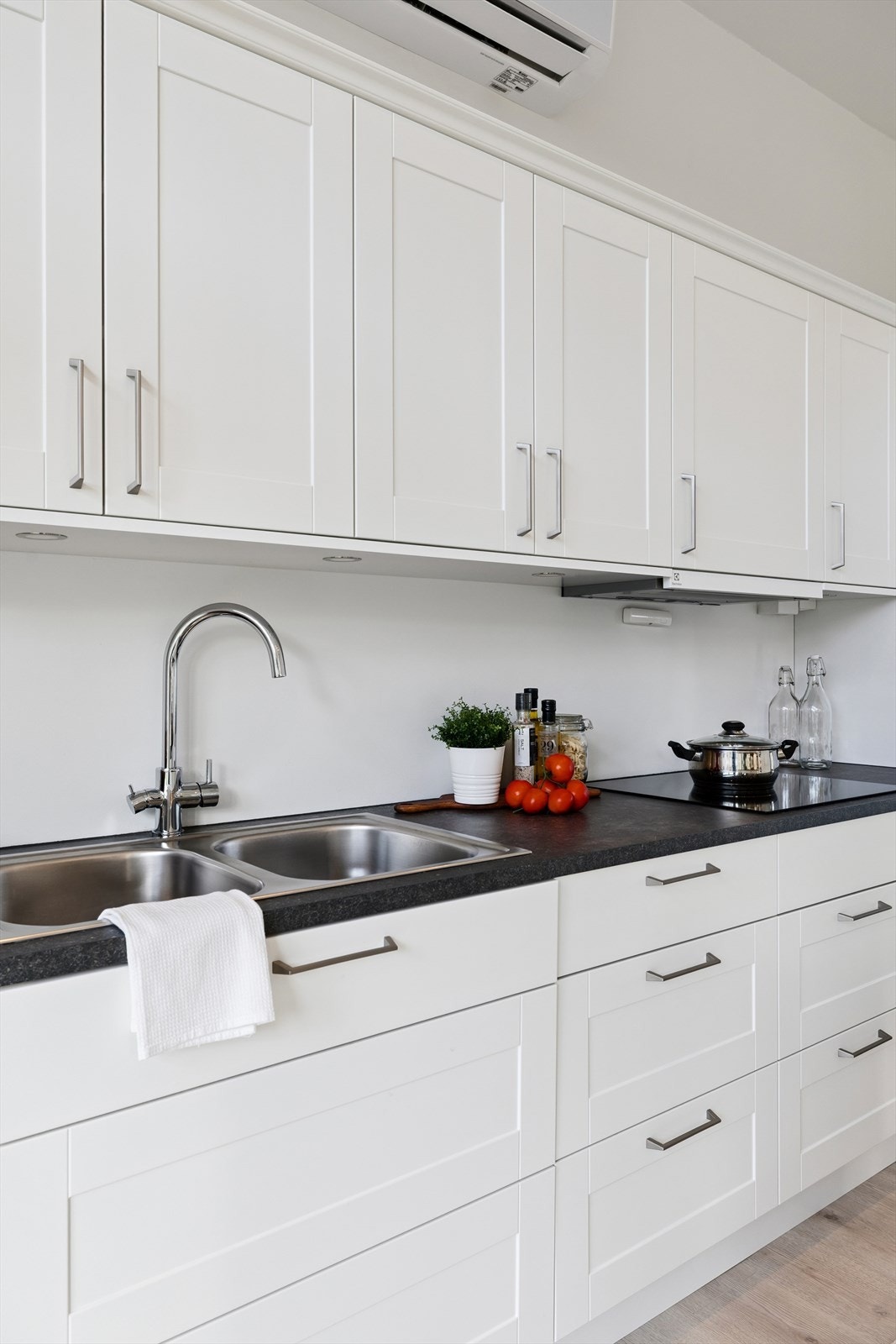 Rikelig med benkeplass og integrerte hvitevarer gjør kjøkkenet funksjonelt. Galleribilde