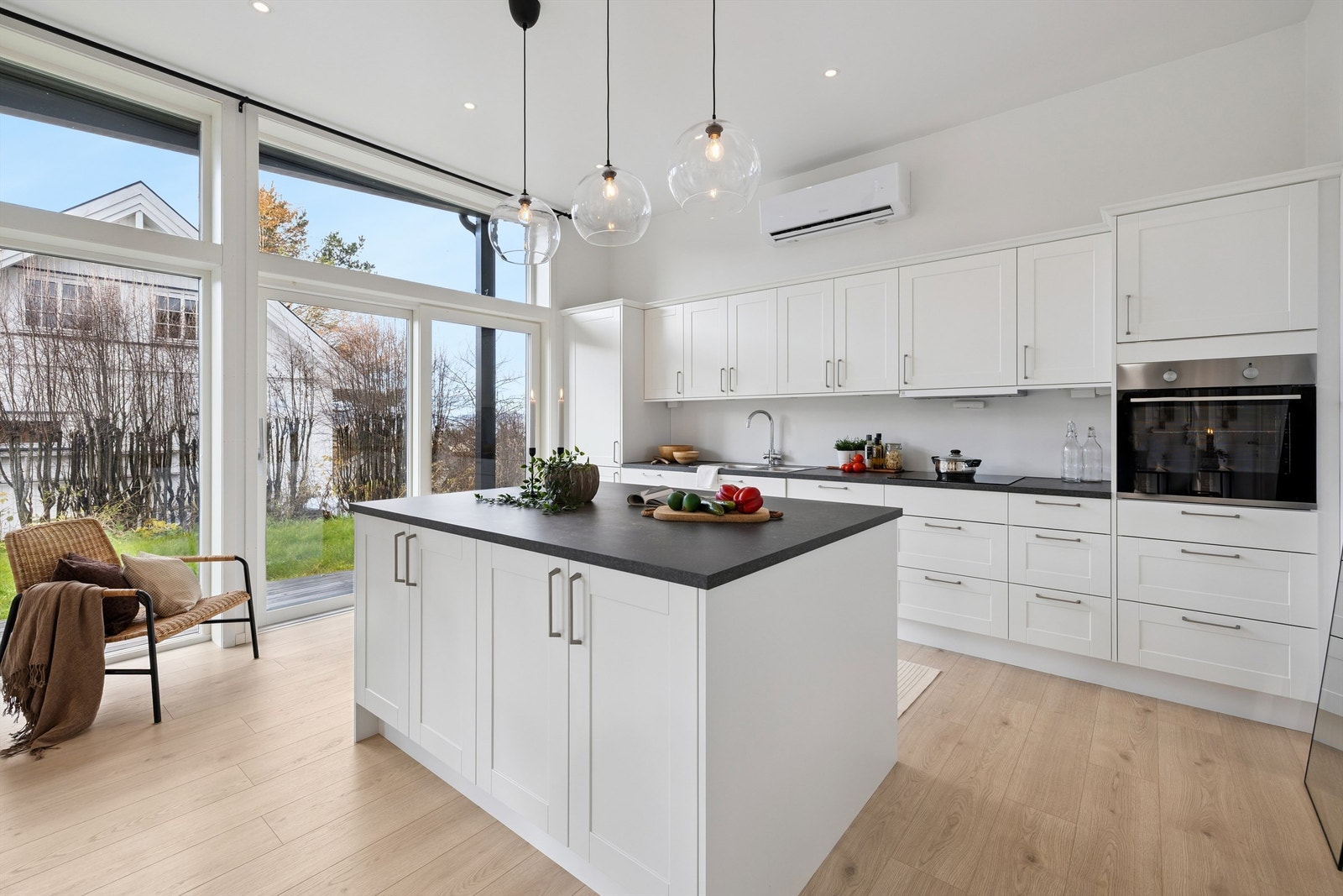 Kjøkkenet har en praktisk kjøkkenøy som gir ekstra arbeids- og oppbevaringsplass. Galleribilde