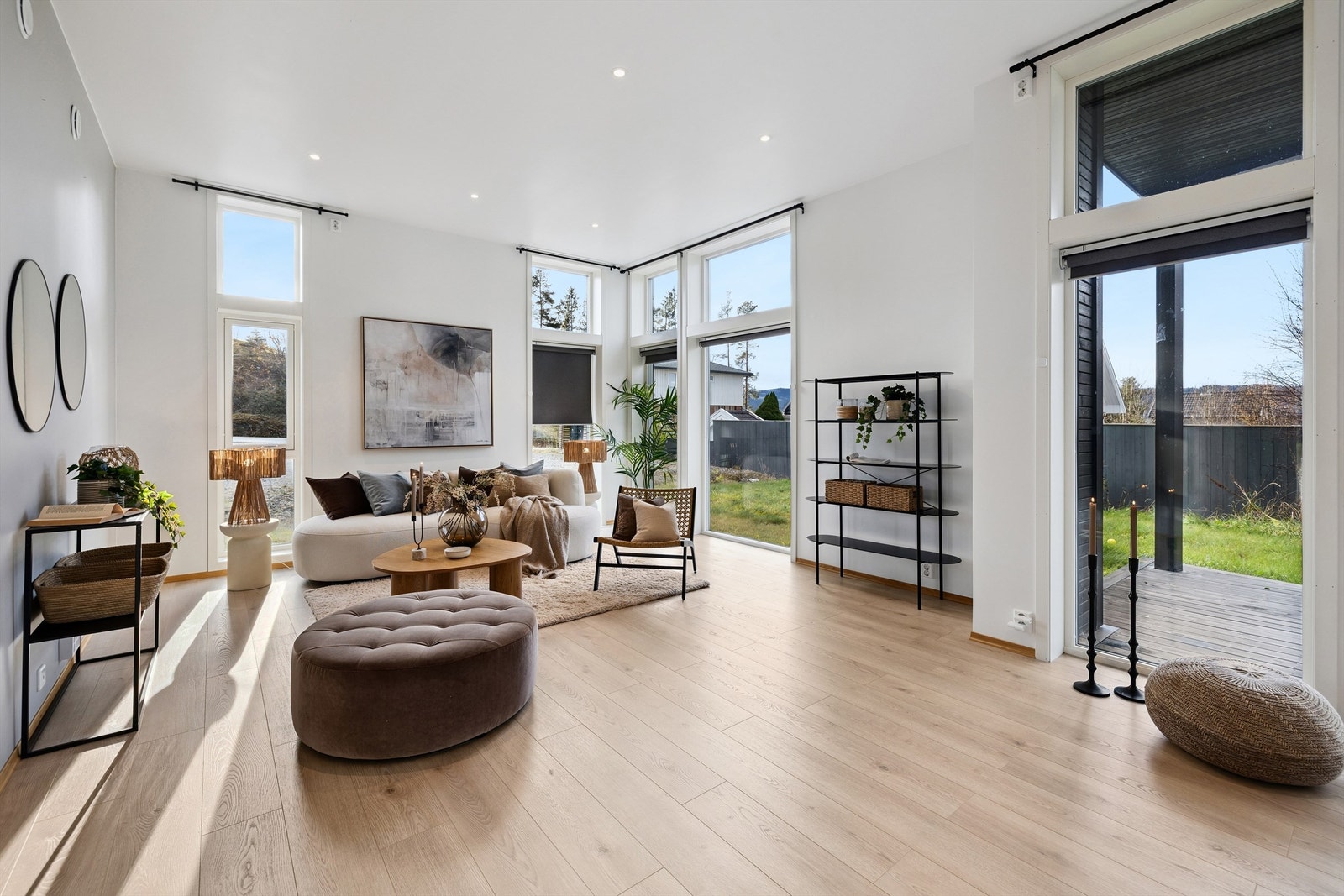 Stuen har en imponerende takhøyde og store vinduer som gir rikelig med naturlig lys. Galleribilde