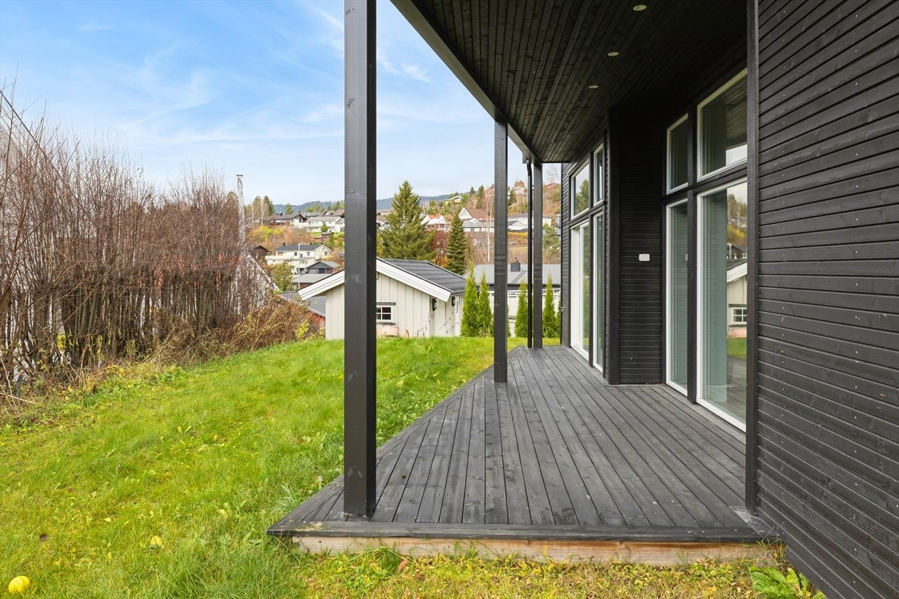 Den overbygde terrassen fungerer som en lun og skjermet uteplass. Galleribilde