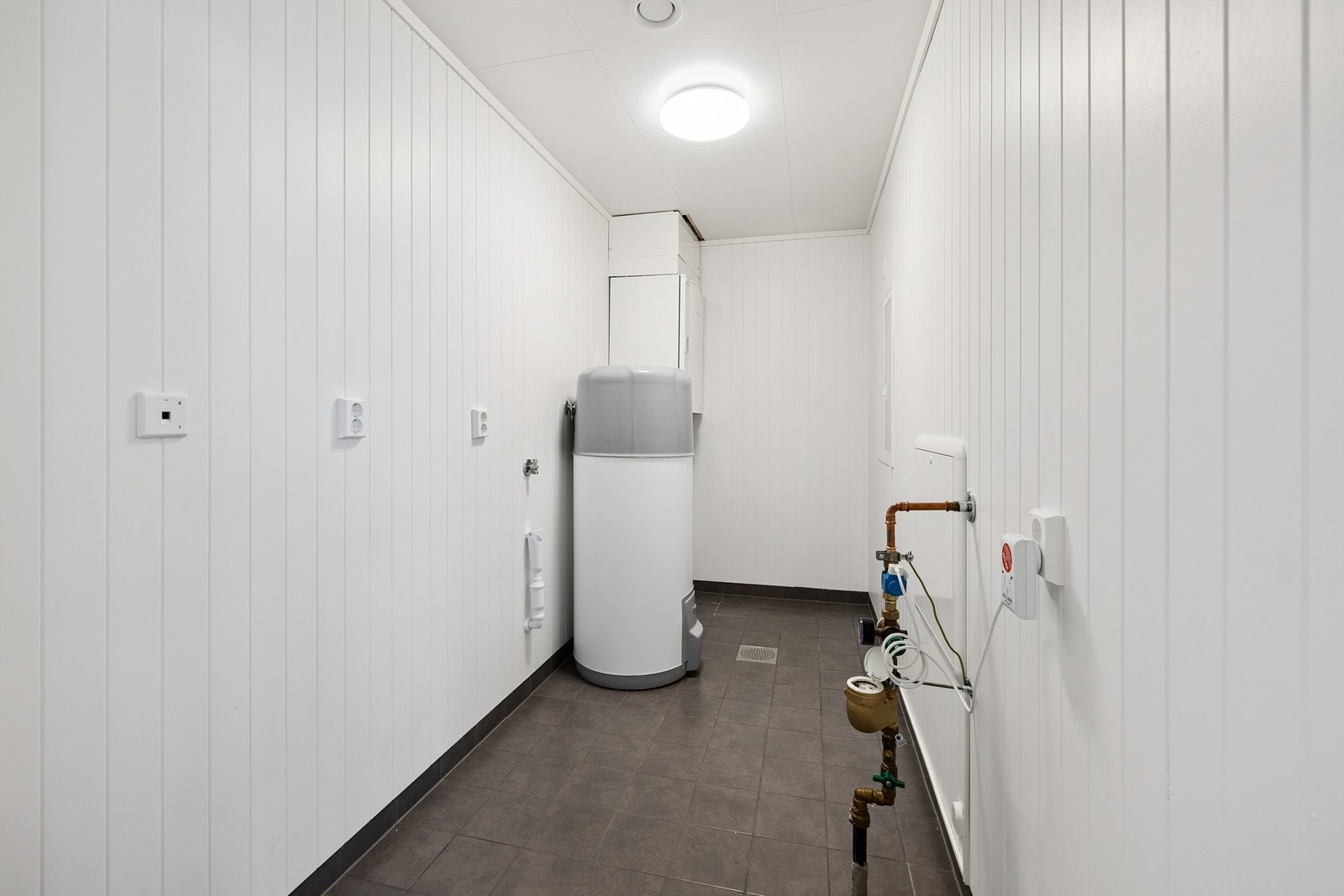 Et separat teknisk rom med opplegg for vaskemaskin forenkler hverdagslogistikken. Galleribilde