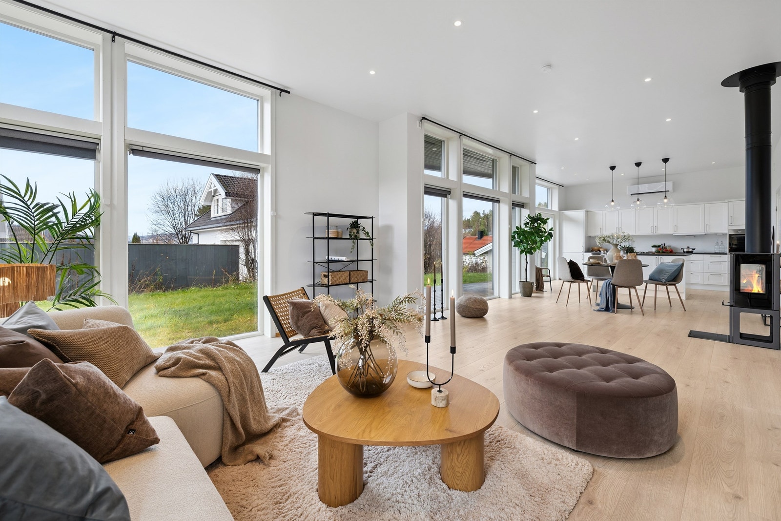 Åpen løsning mellom stue og kjøkken skaper et sosialt og luftig allrom. Galleribilde