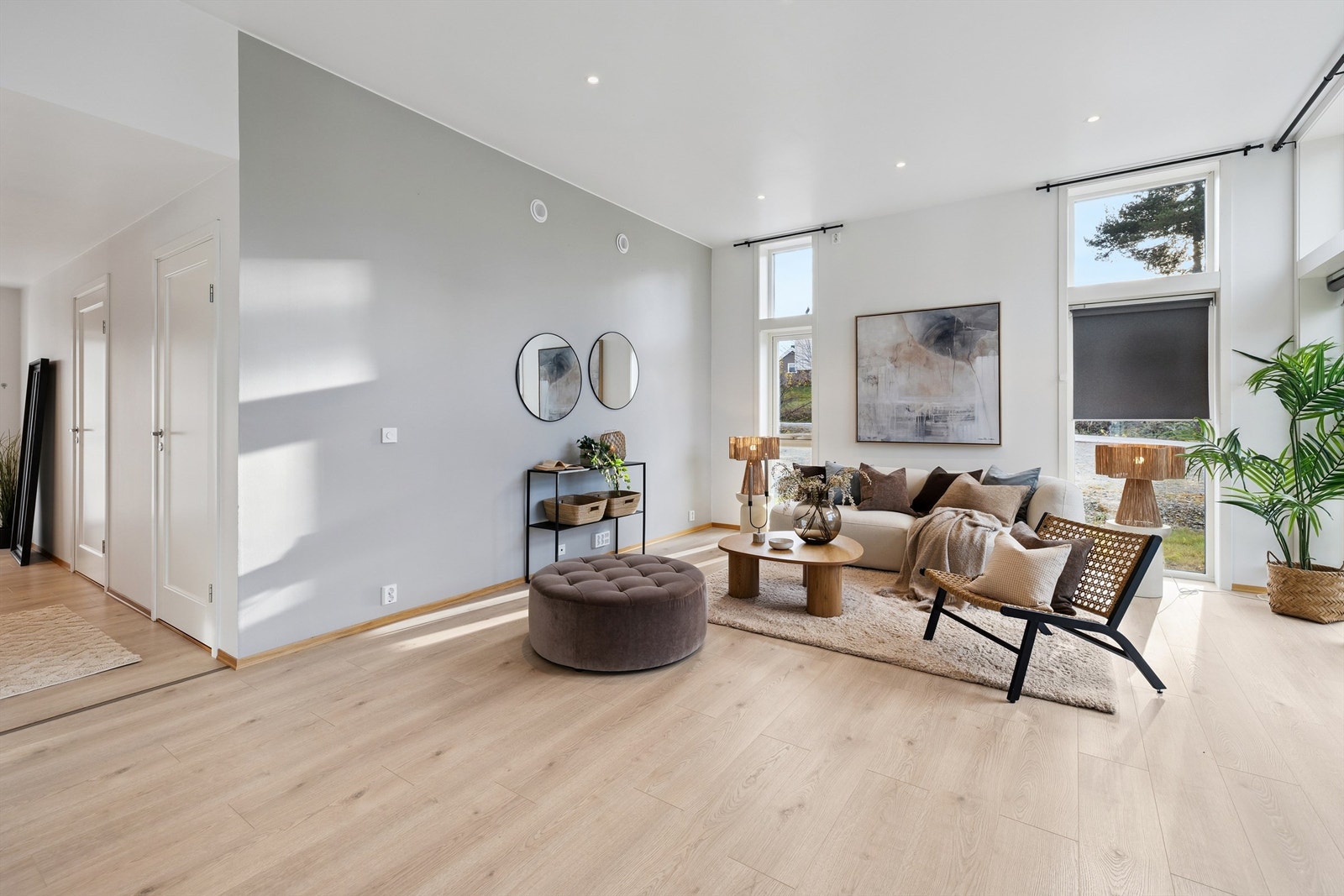 Gjennomgående lys parkett binder de ulike sonene i boligen sammen. Galleribilde