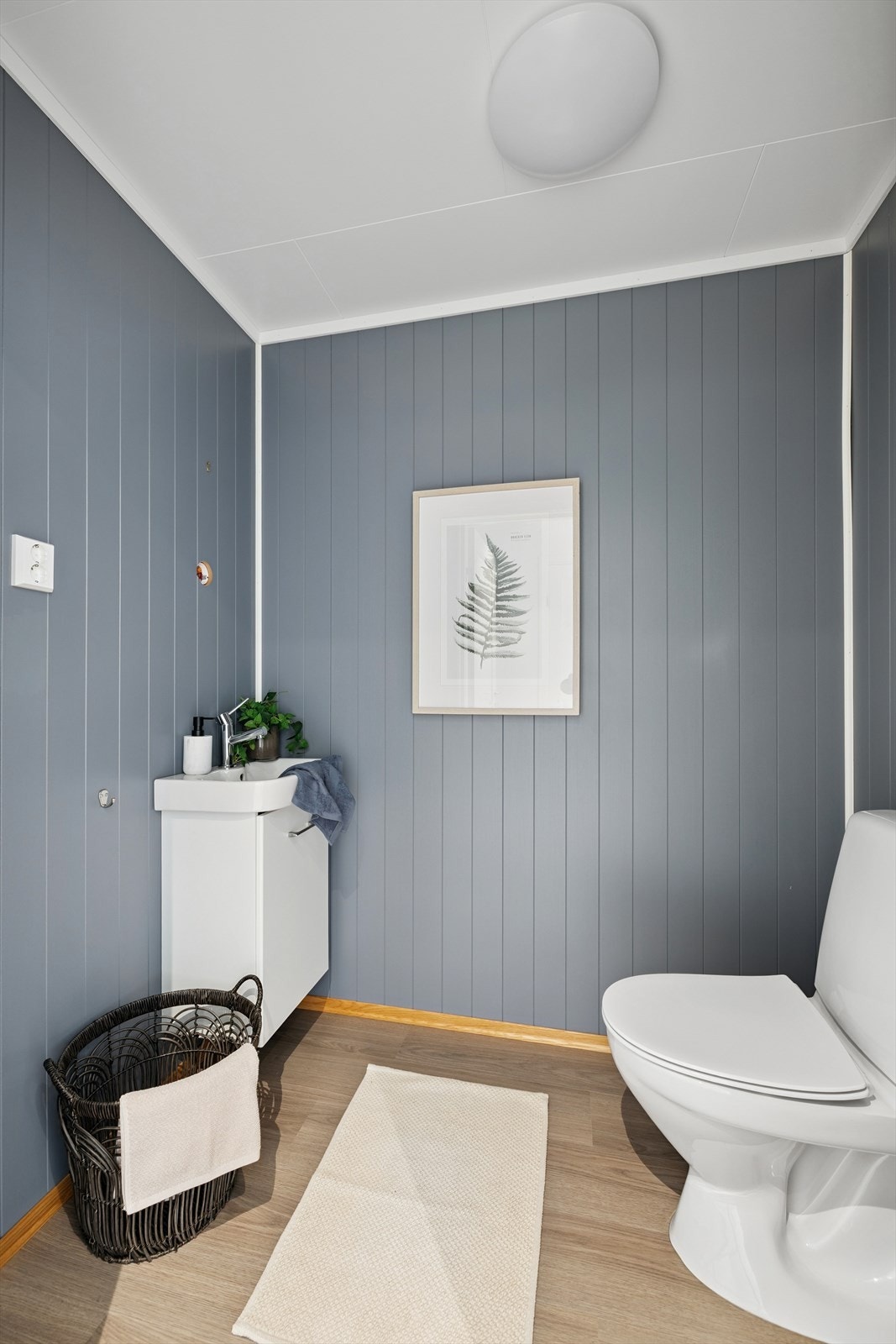 Boligen har et praktisk, separat toalettrom i tilknytning til entréen. Galleribilde