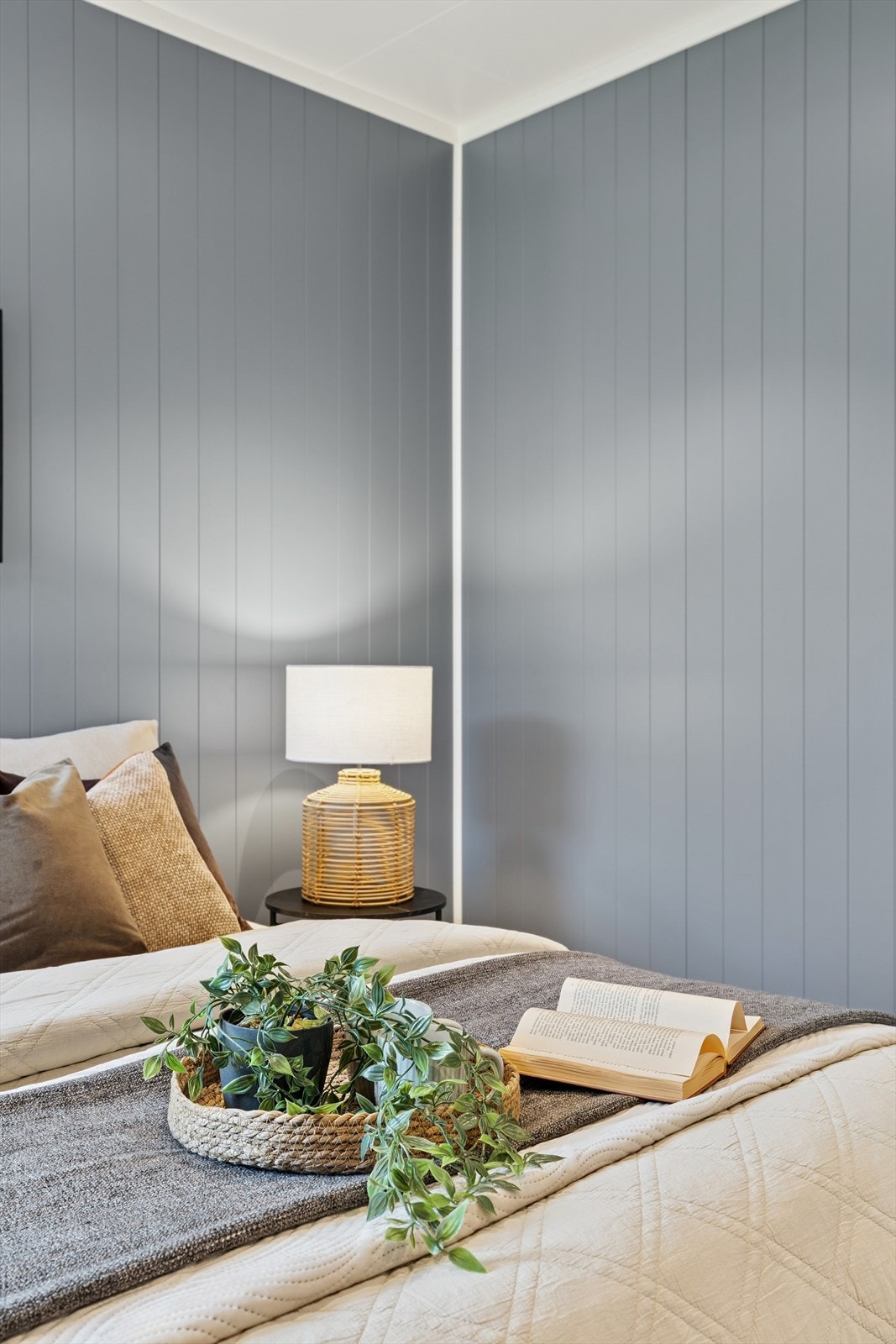 Veggpanelene gir rommet en lun og moderne karakter. Galleribilde