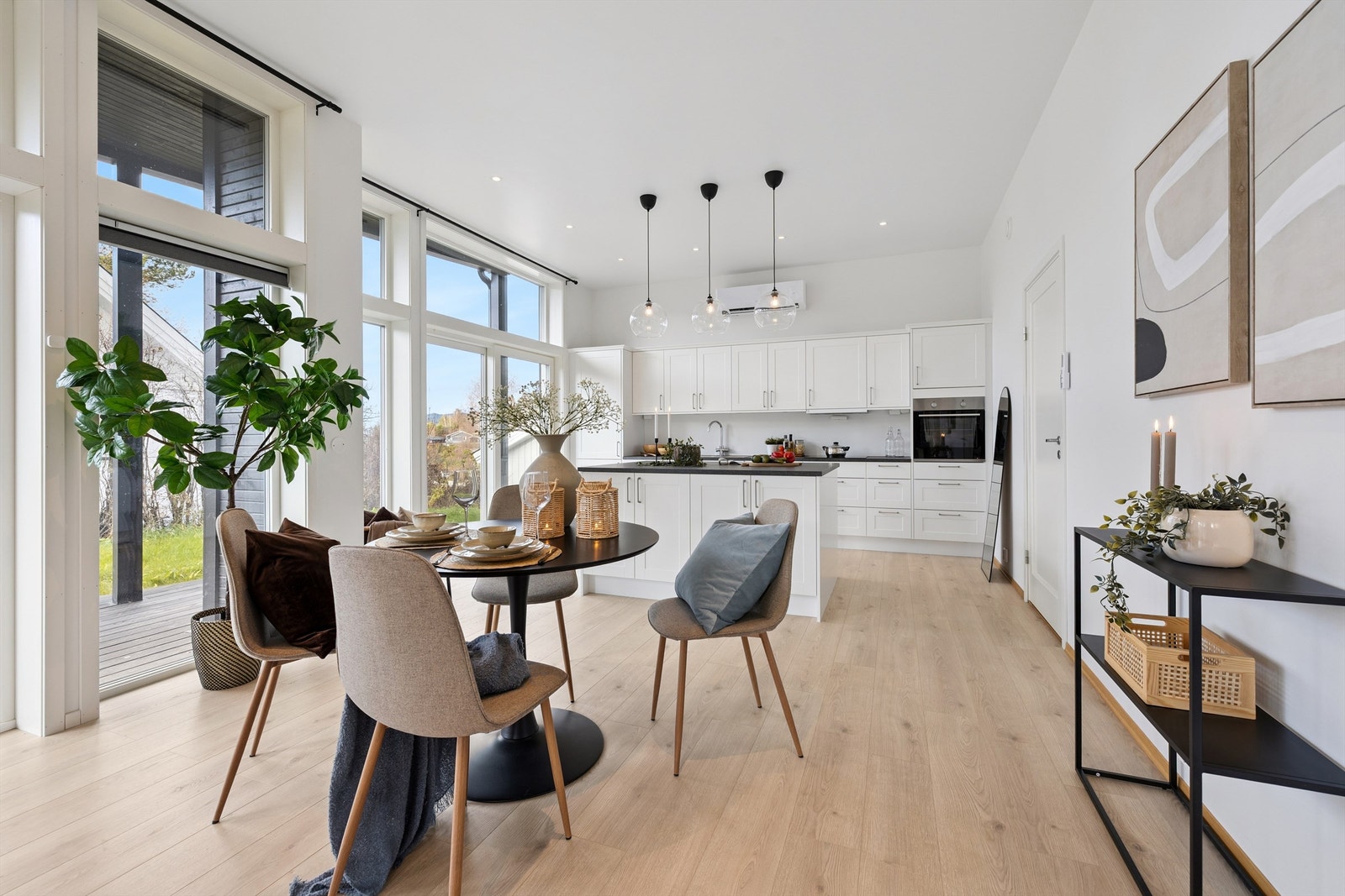 Her kan måltider nytes med utsyn mot hagen gjennom store vinduer. Galleribilde