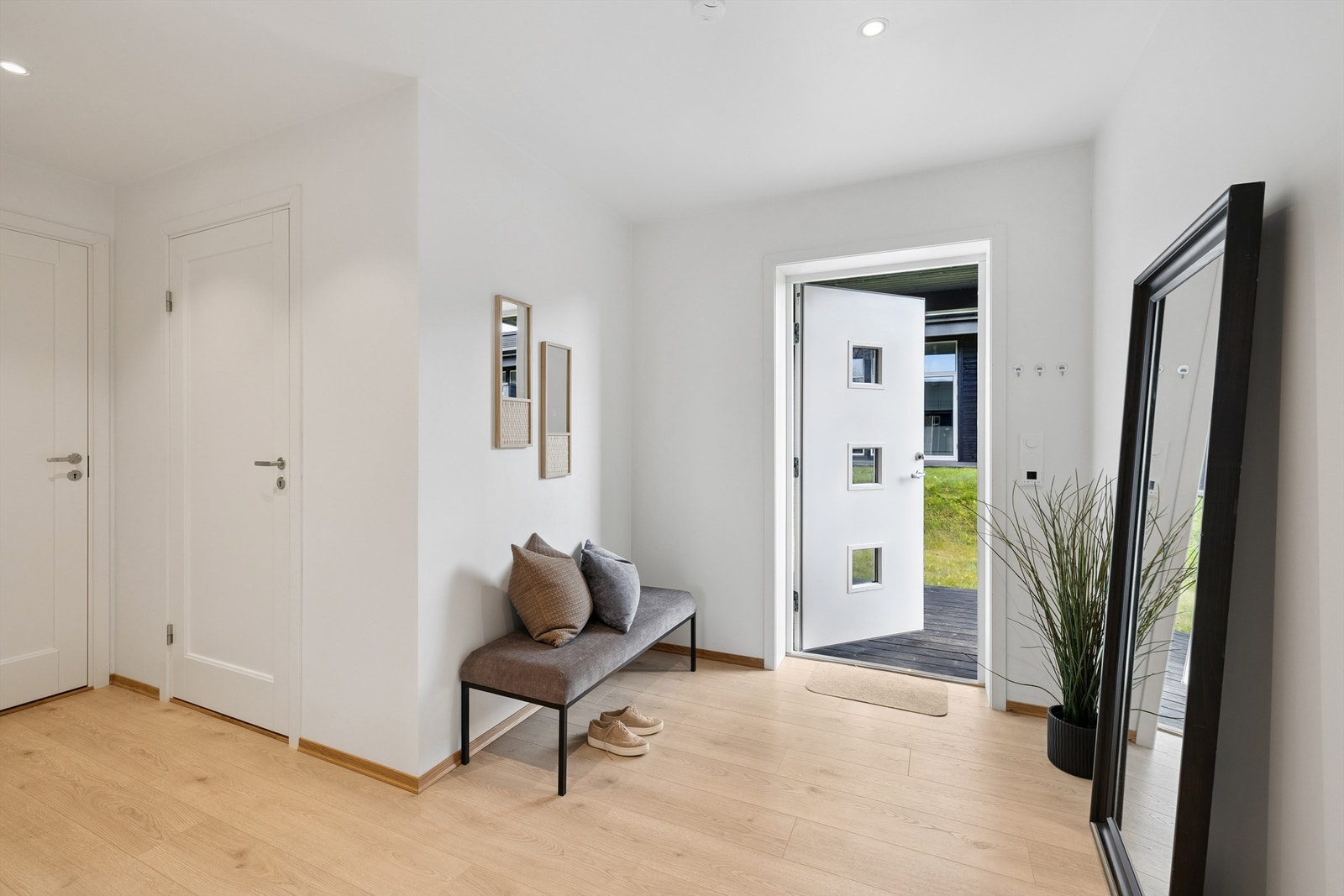 Entréen er lys og innbydende med plass til garderobeløsninger. Galleribilde