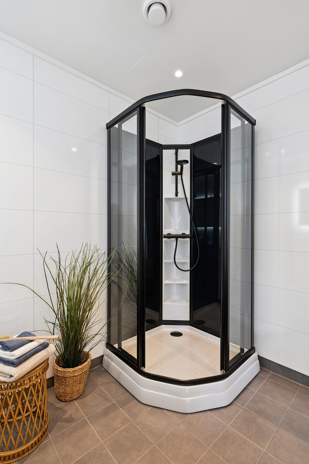 Dusjkabinettet har mørke profiler som komplementerer de øvrige detaljene på badet. Galleribilde