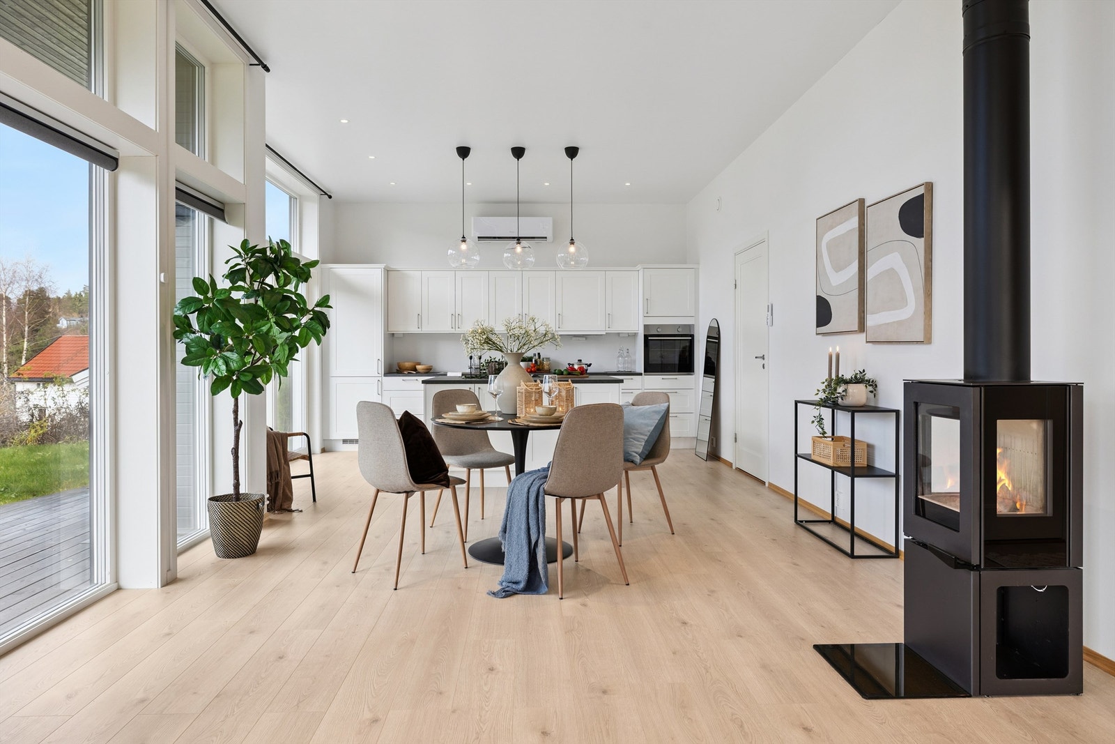 Spisestuen er plassert i tilknytning til kjøkkenet, med god plass til et stort spisebord. Galleribilde