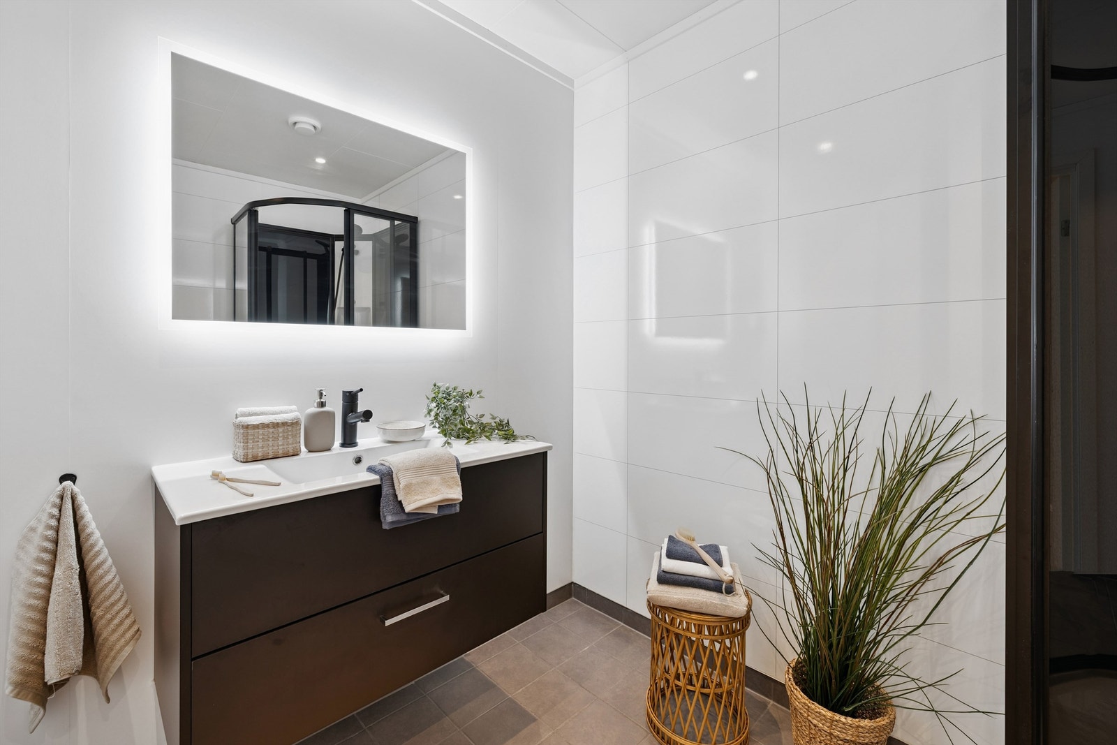 Baderomsinnredningen har dype skuffer for god oppbevaring og speil med integrert belysning. Galleribilde