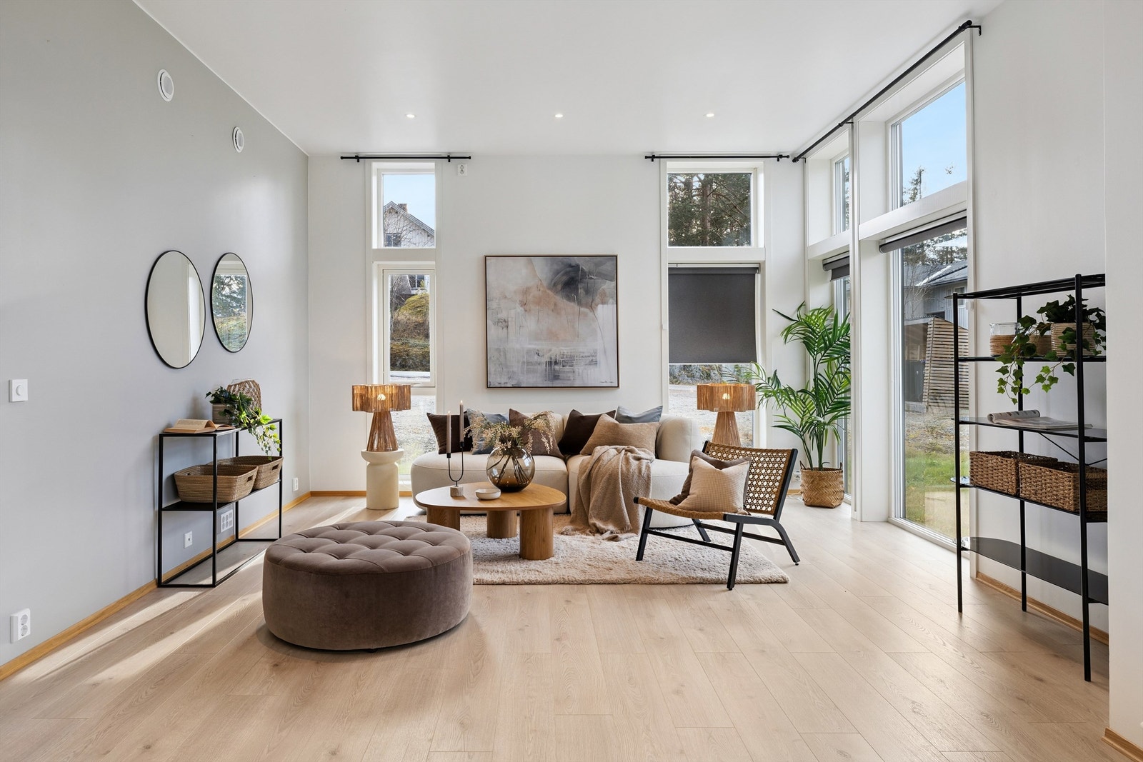 De store vindusflatene gir en god romfølelse og kontakt med uteområdet. Galleribilde