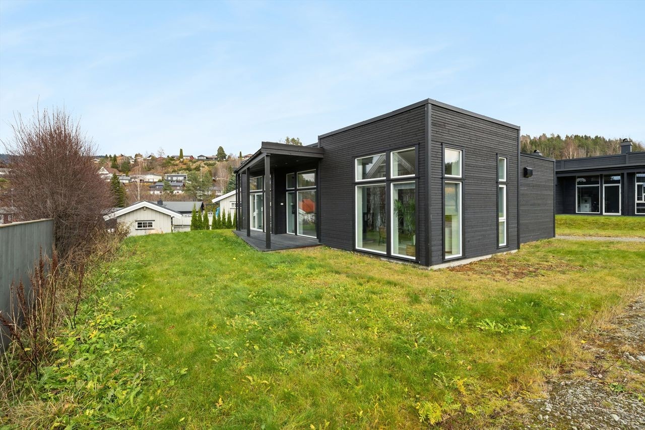 En moderne enebolig med store vindusflater og en gjennomtenkt arkitektur. Galleribilde