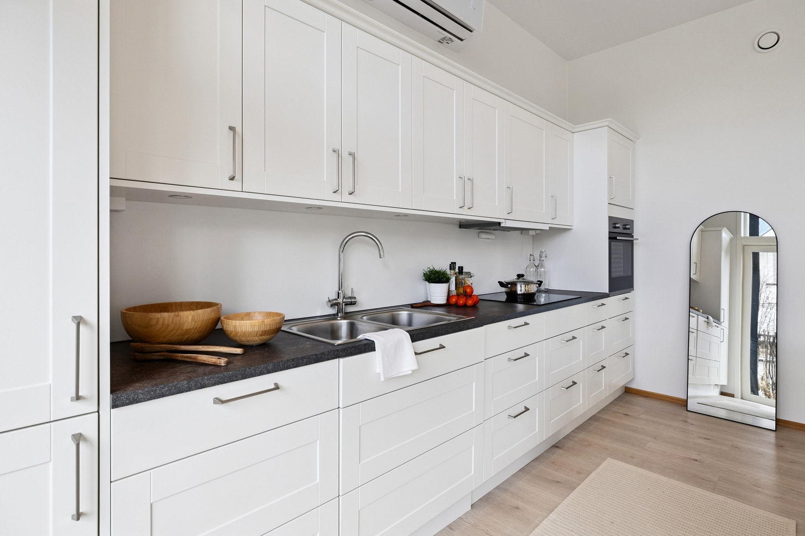 Kjøkkeninnredningen byr på rikelig med skap- og skuffeplass. Galleribilde