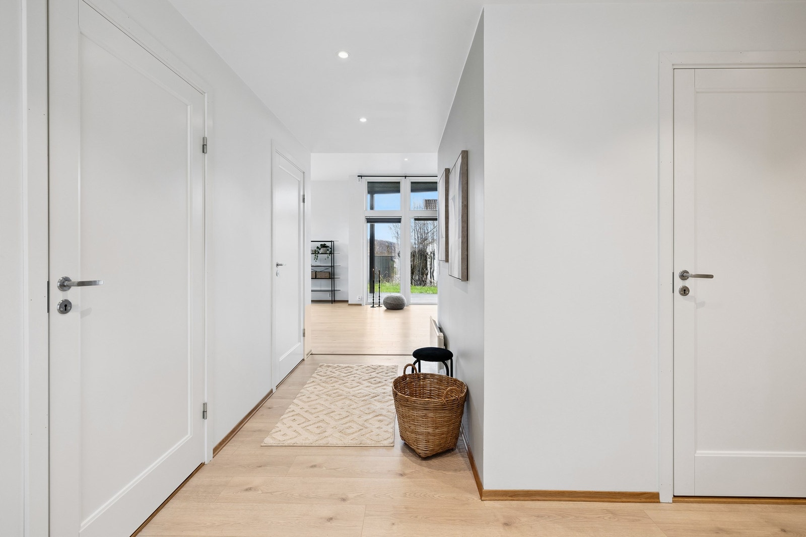 Fra gangen åpner boligen seg opp mot de sosiale sonene. Galleribilde