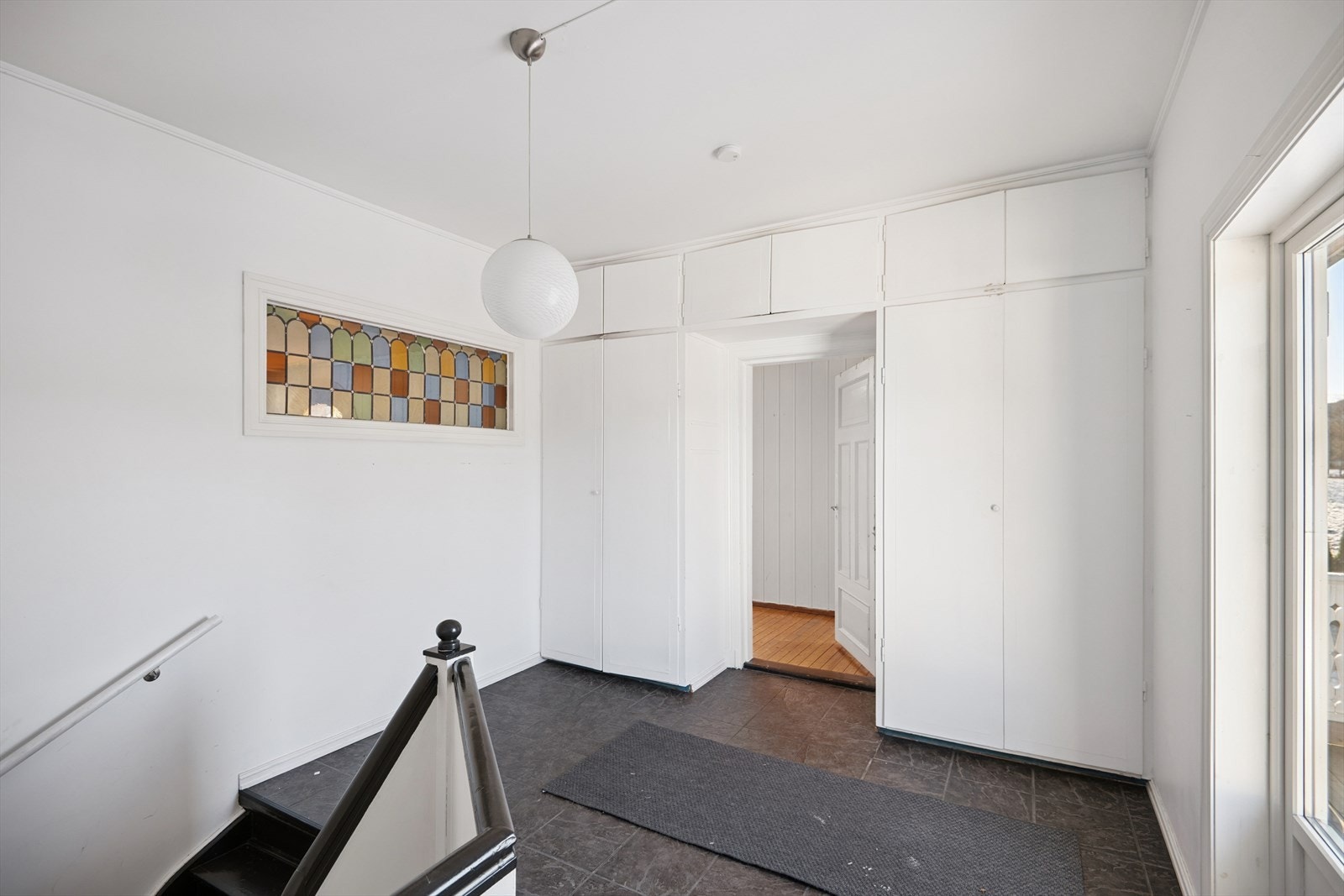 Plassbygde skap i hallen gir gode lagringsmuligheter. Galleribilde